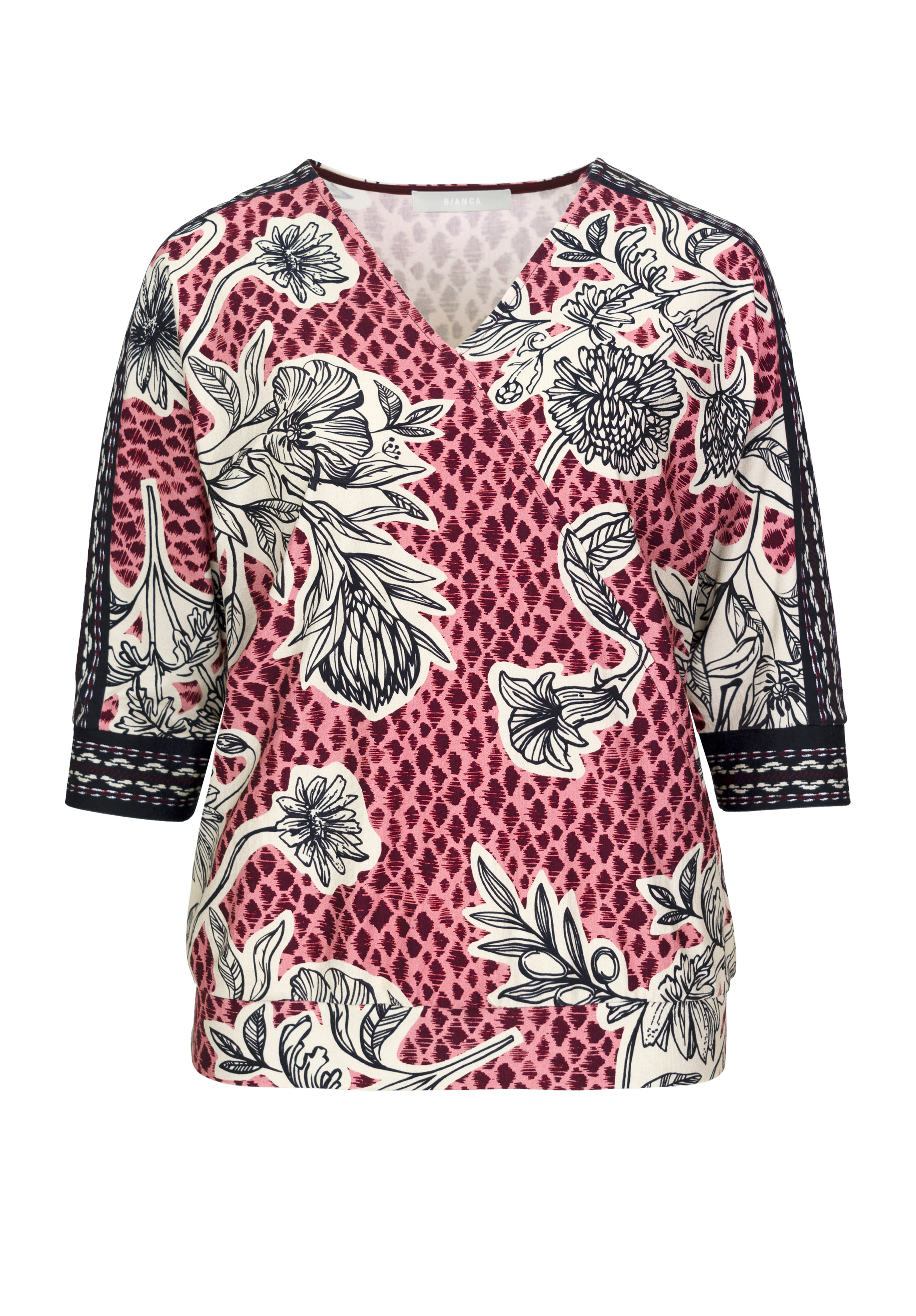 Eine Damenbluse mit V-Ausschnitt, einem rosa gemusterten Hintergrund mit großen schwarz-weißen Blumenmustern und schwarz gemusterten Akzenten an den Dreiviertelärmeln.