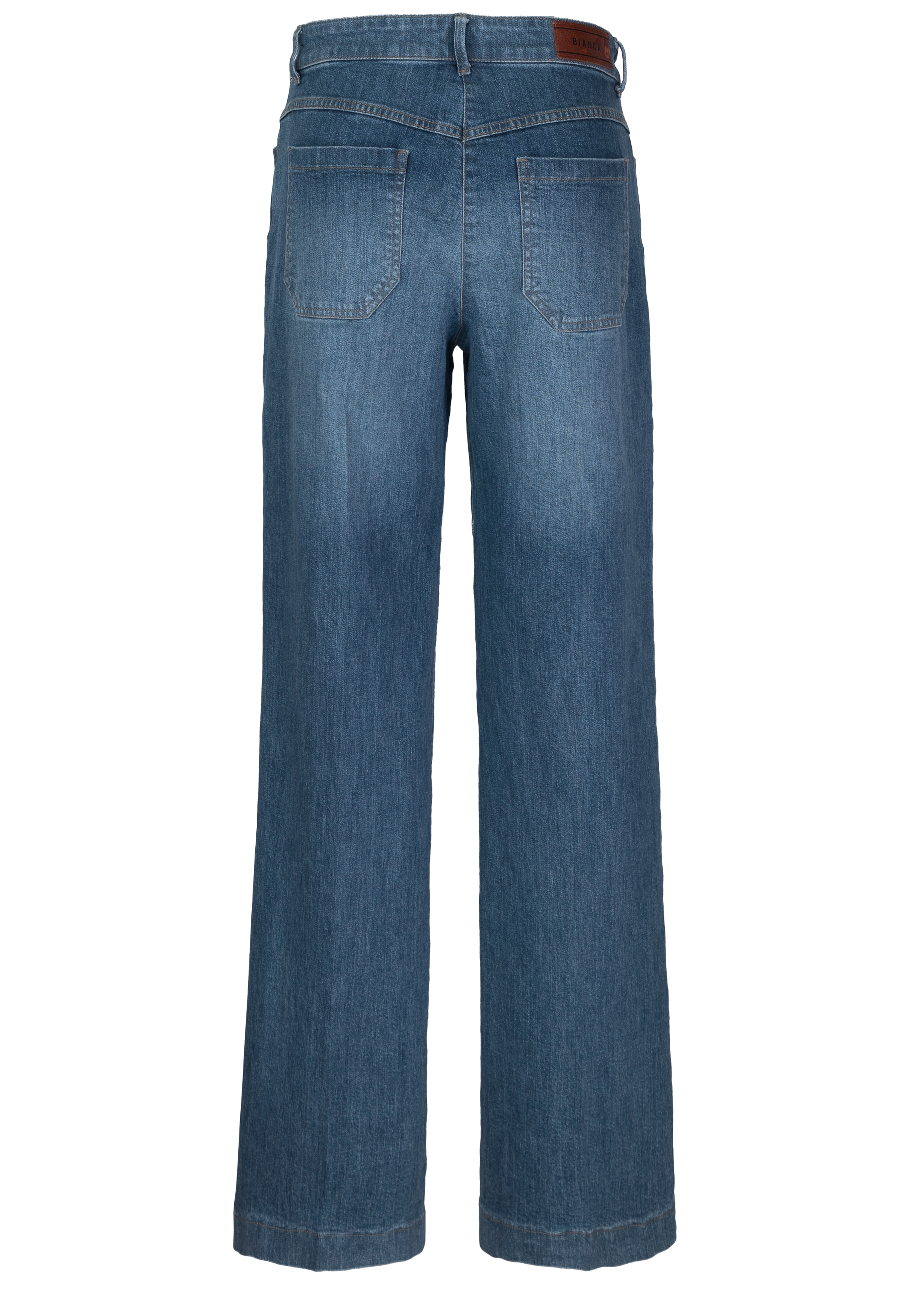Blaue Denim-Jeans mit weitem Bein, von hinten gesehen, mit zwei Gesäßtaschen, einem Bund mit Gürtelschlaufen und einem braunen Lederaufnäher auf der rechten Seite.