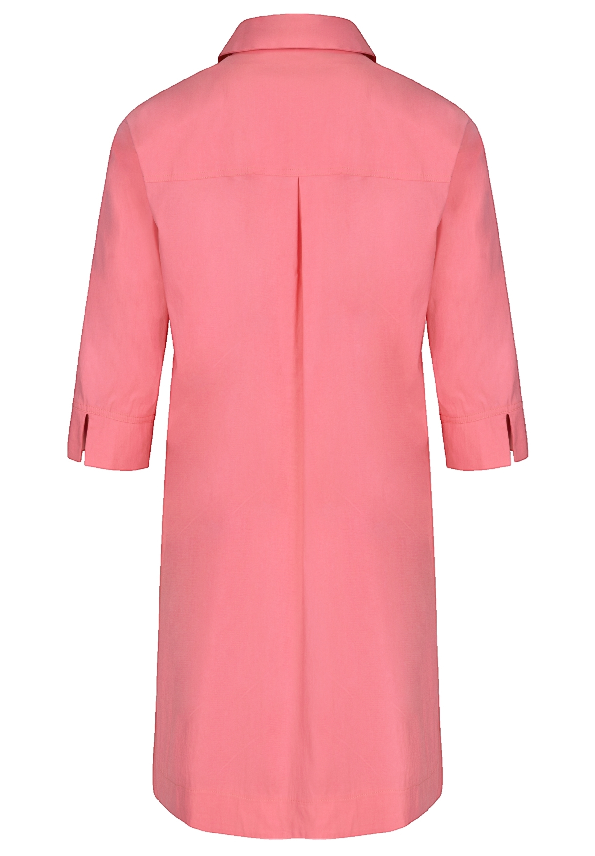 Rückansicht eines rosafarbenen, knielangen Hemdblusenkleides mit einer Falte in der Mitte und halblangen Ärmeln mit kleinen Manschetten. Das Kleid hat einen Kragen und einen geraden Saum.