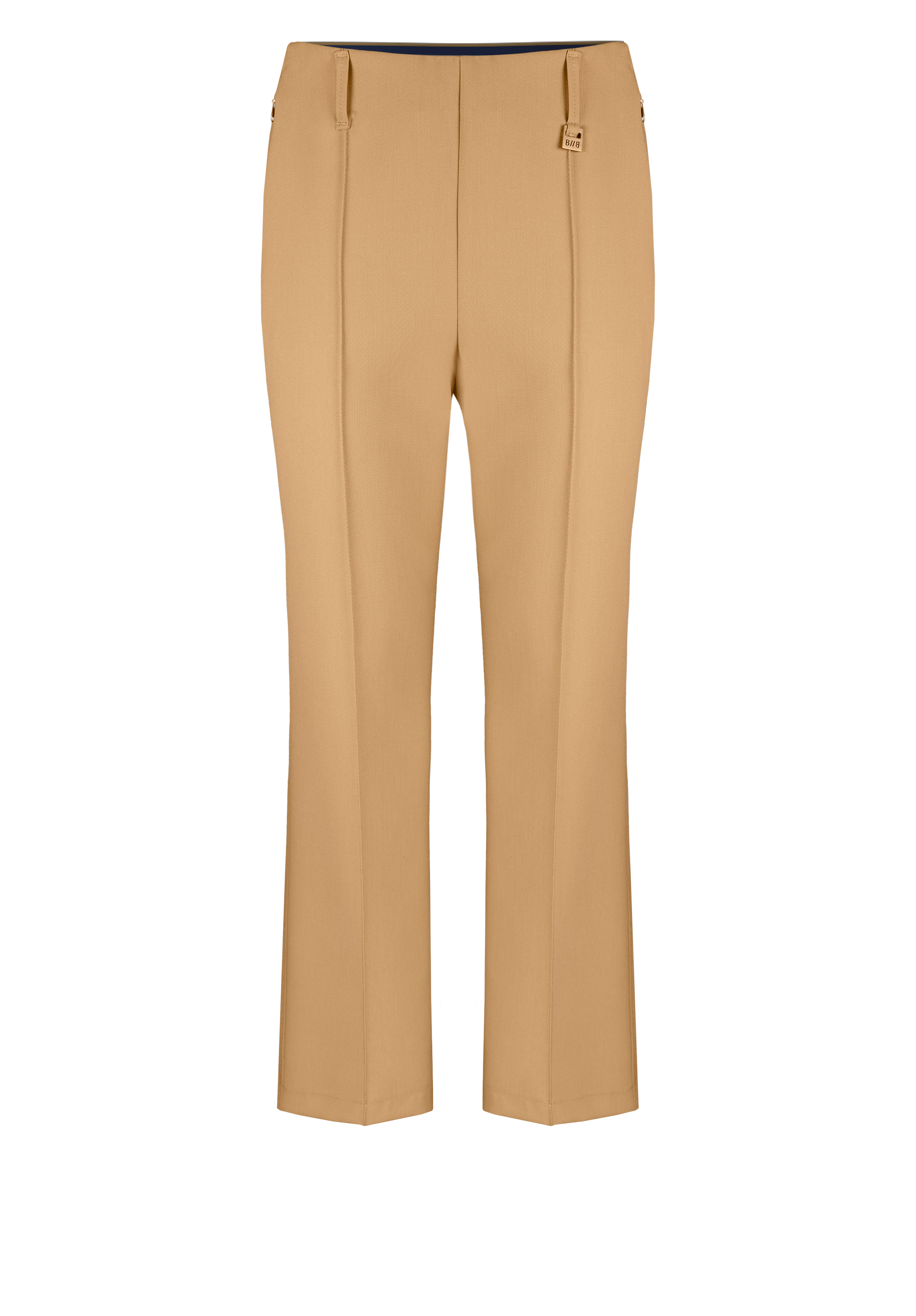 Hellbraune Hose mit geradem Bein, taillierter Passform, Bügelfalten, Gürtelschlaufen und flachem Vorderteil auf weißem Hintergrund.