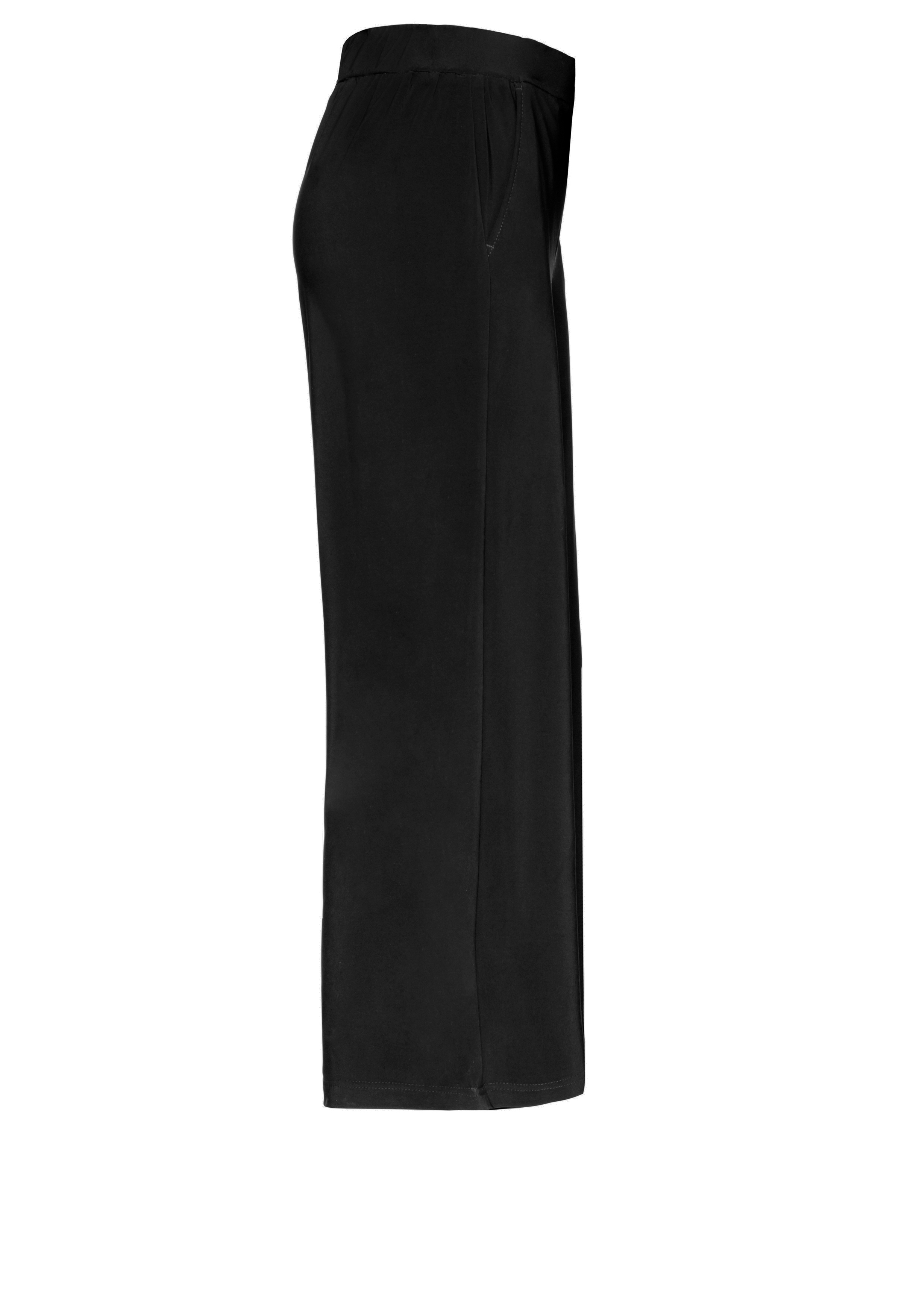 Seitenansicht einer schwarzen Hose mit geradem Bein, elastischem Bund und Taschen vor einem weißen Hintergrund.