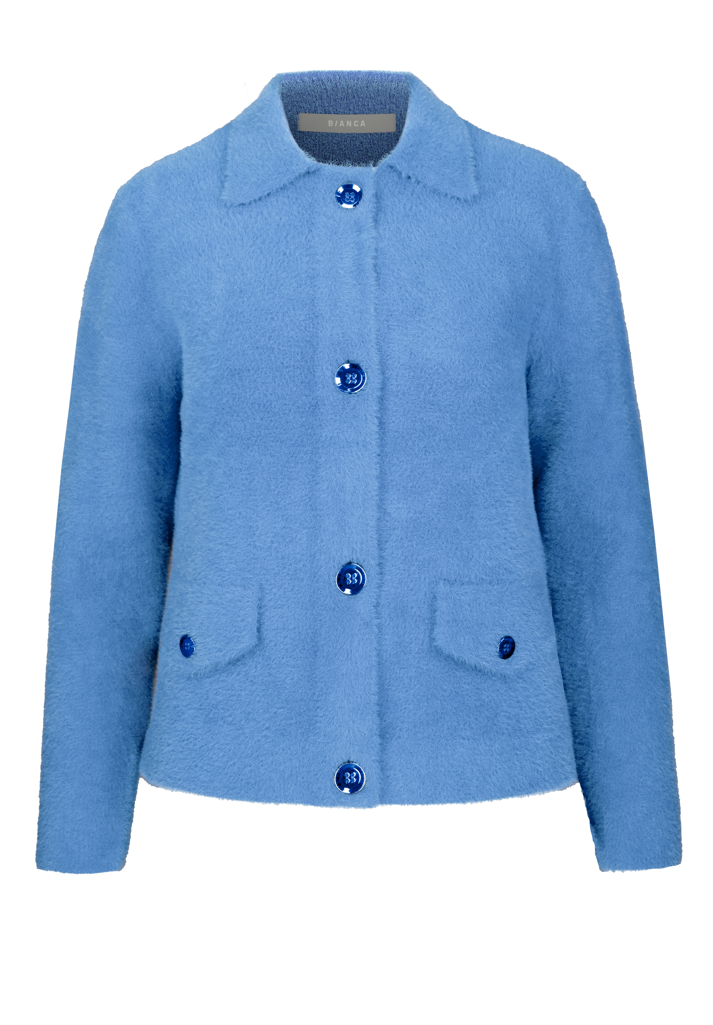 Eine blaue, flauschige Langarmjacke mit Kragen, vier großen blauen Knöpfen vorne und zwei Pattentaschen am Saum.