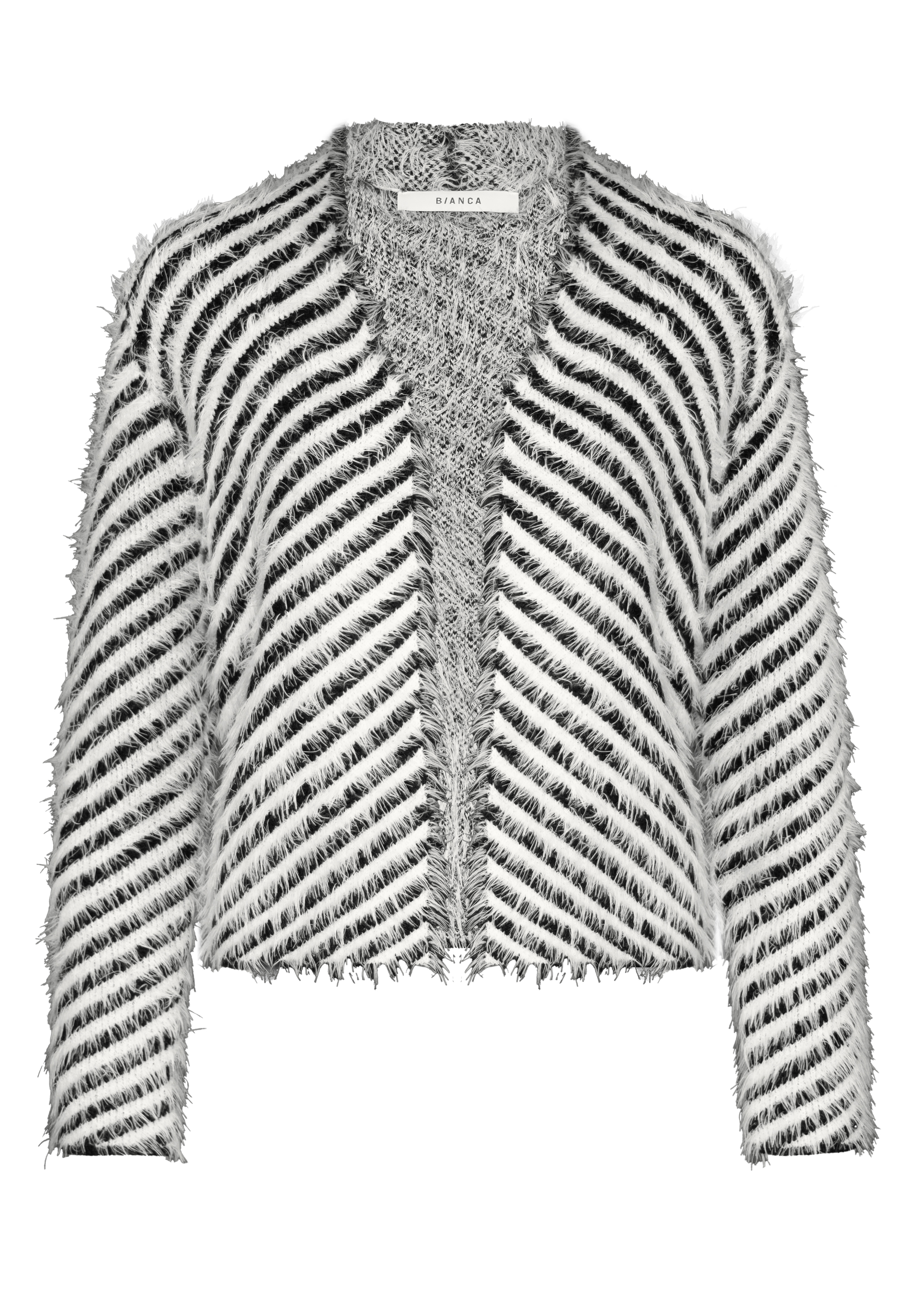 Eine langärmelige Strickjacke mit offener Vorderseite aus einem strukturierten, flauschigen Stoff mit schwarzen und weißen diagonalen Streifen, die ein markantes, wellenförmiges Muster bilden.