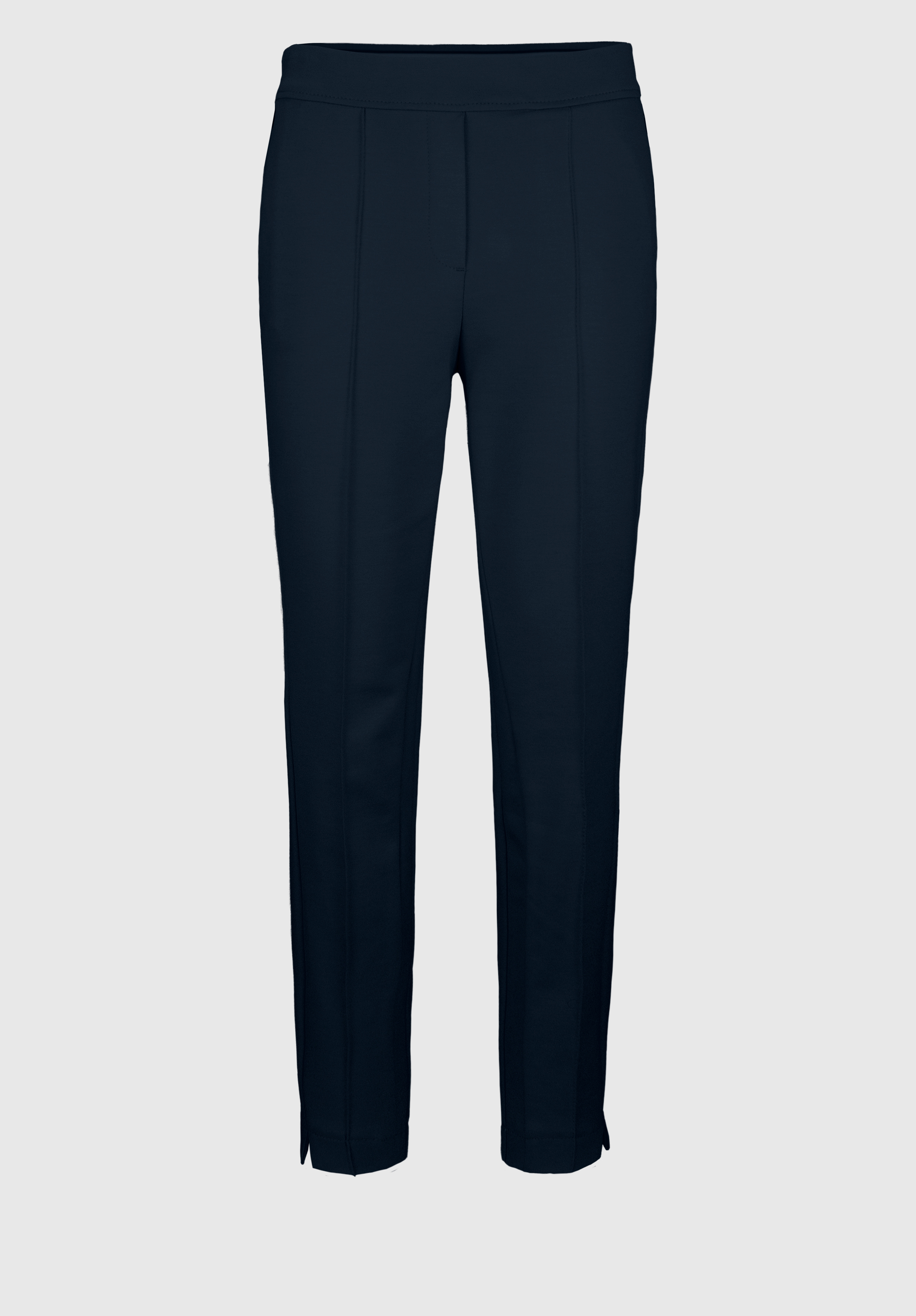 Eine schwarze, maßgeschneiderte Slim-Fit-Hose mit flachem Bund, Nähten vorne und kleinen Schlitzen an der Unterseite jedes Beins, abgebildet auf einem schlichten hellgrauen Hintergrund.