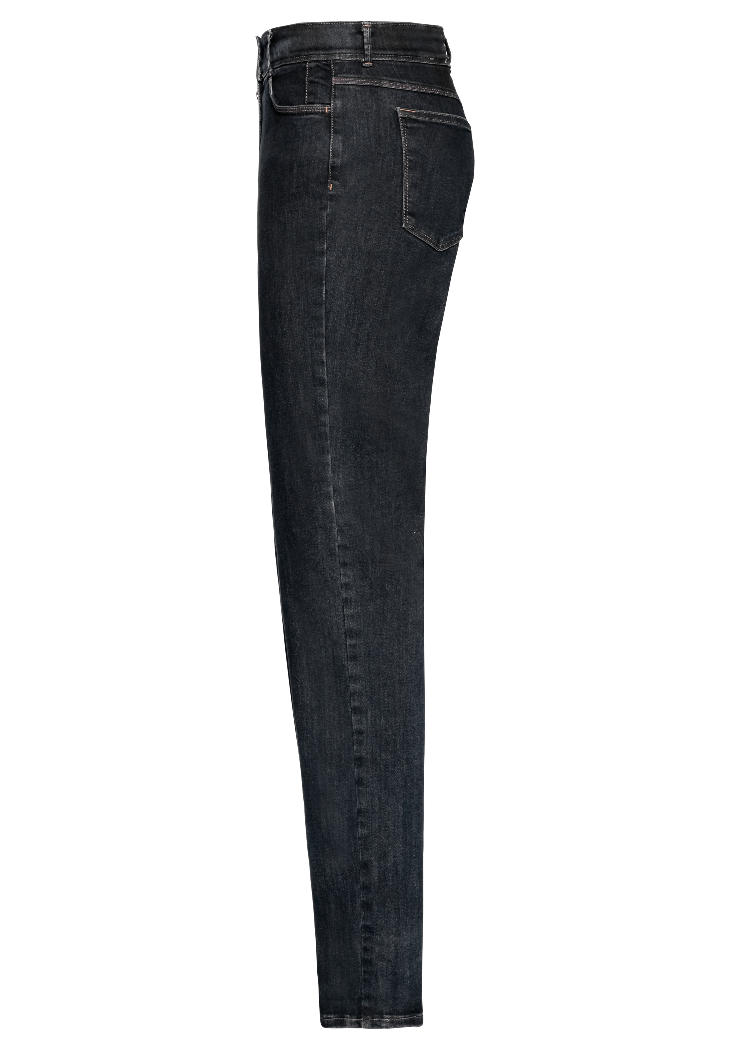 Seitenansicht einer Jeans aus dunkelblauem Denim mit sichtbaren Taschen und Nähten, vor weißem Hintergrund.