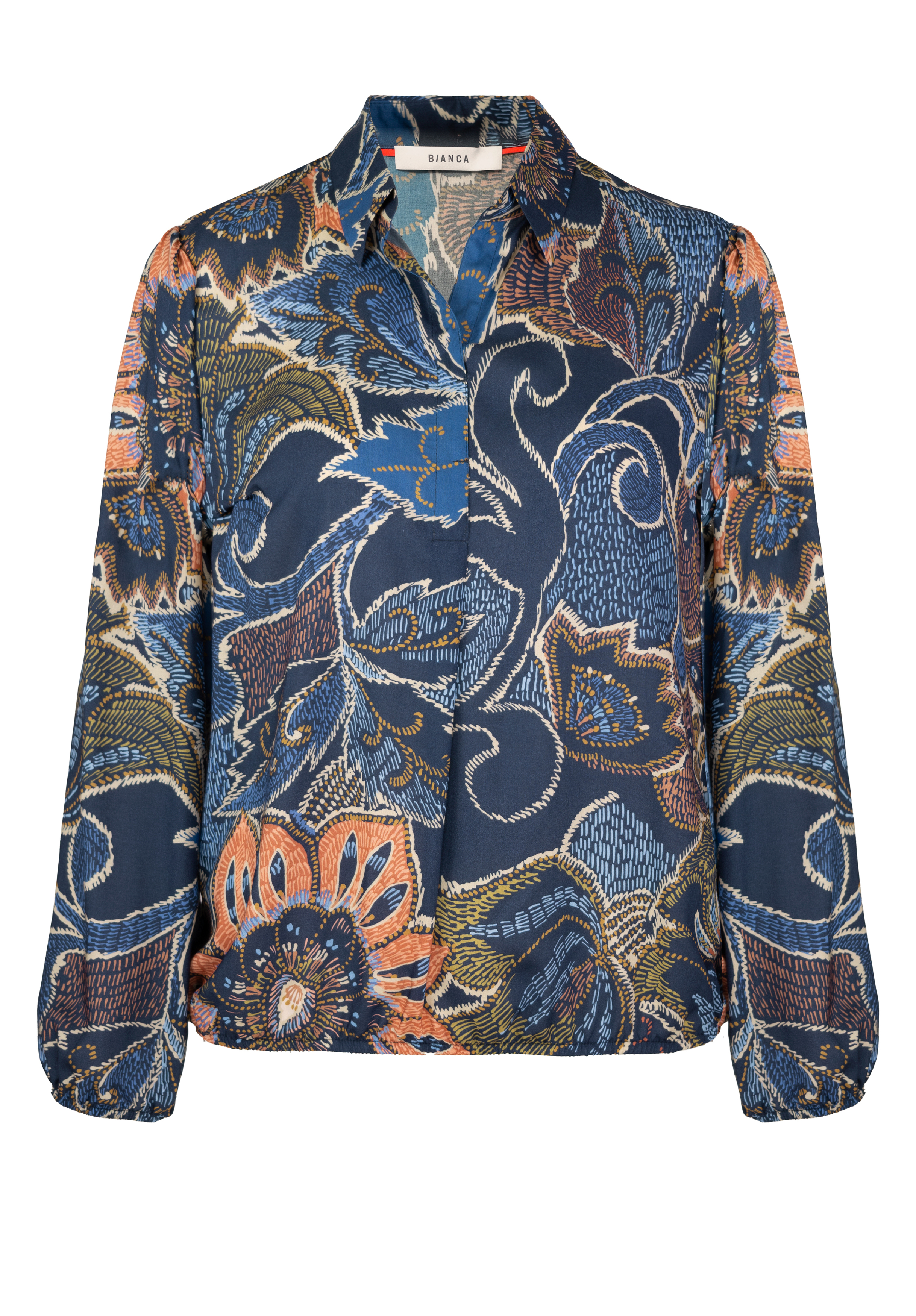 Eine langärmelige Bluse mit blauem Grundton und einem aufwendigen Blumen- und Blätterdruck in Orange-, Beige- und Grüntönen. Die Bluse hat einen Kragen und eine verdeckte Knopfleiste.