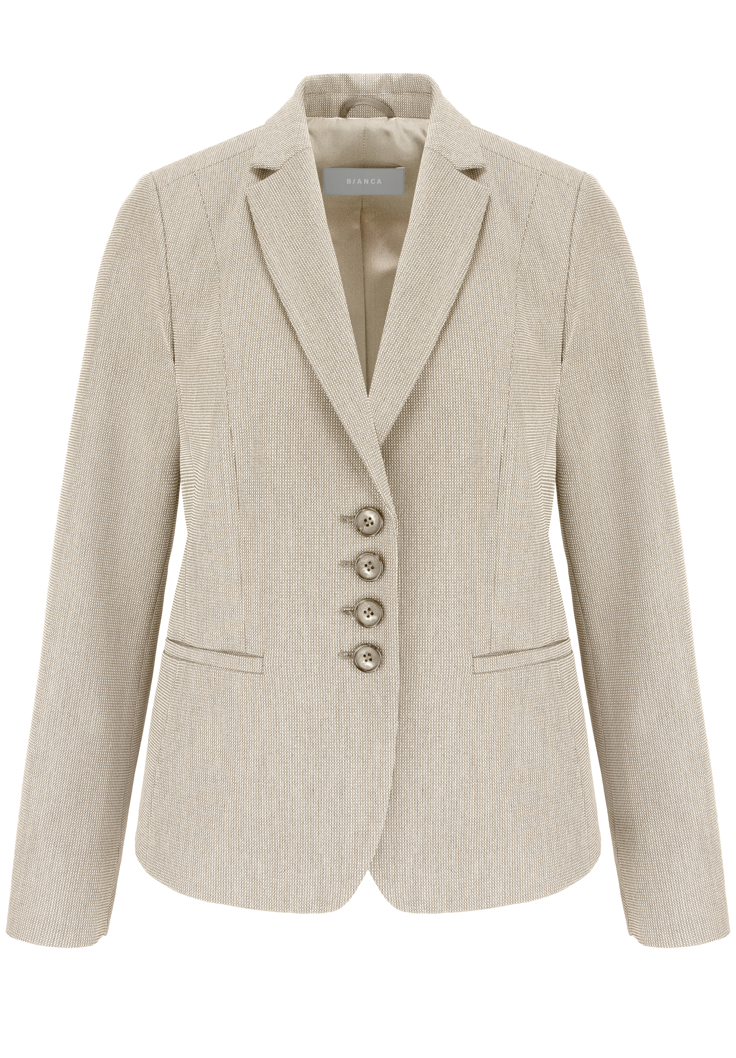 Ein beigefarbener, maßgeschneiderter Blazer mit gekerbtem Kragen, vier Knöpfen vorne und zwei Schlitztaschen vorne auf einem einfarbig weißen Hintergrund.
