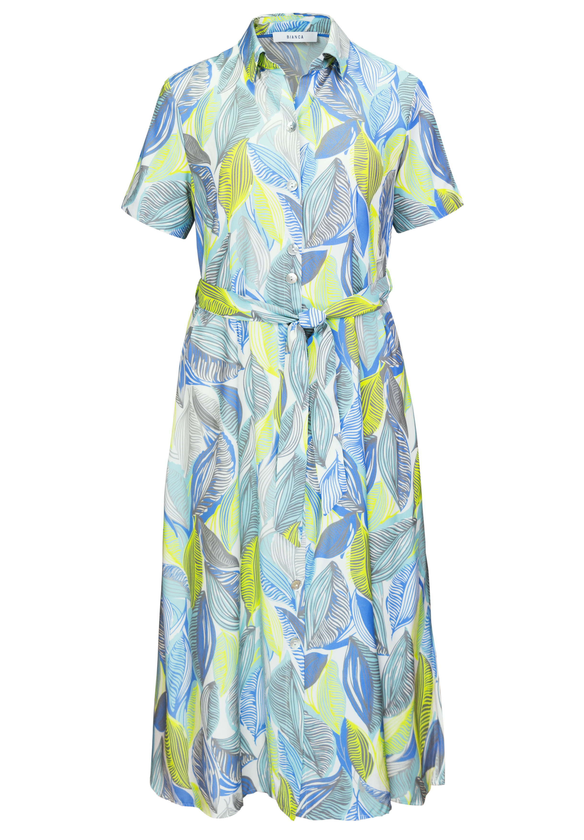 Ein kurzärmliges Kleid mit Knopfleiste und Bindegürtel, mit einem blauen, grünen und gelben Blattmuster auf weißem Hintergrund.