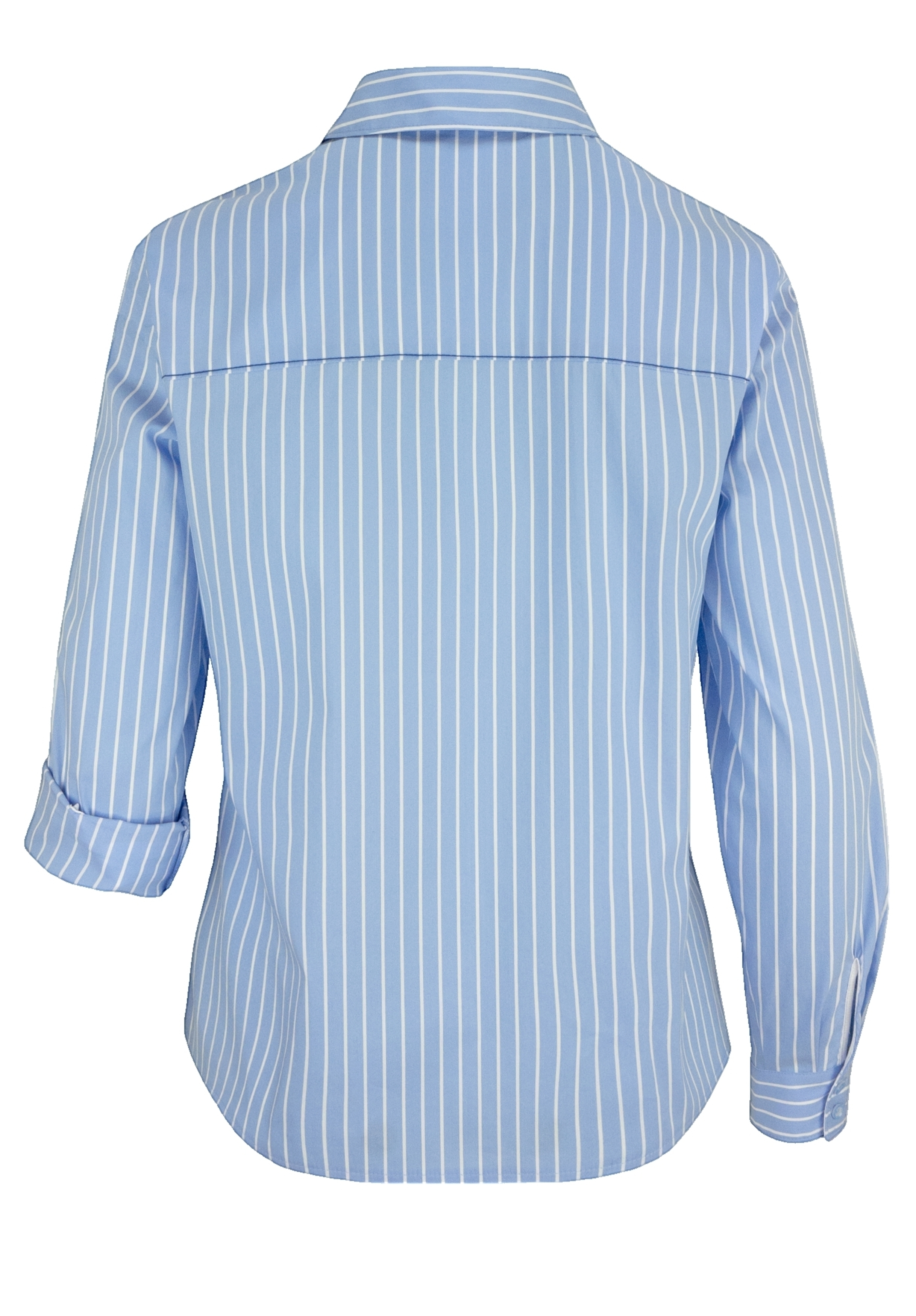Rückansicht eines hellblauen Langarmshirts mit weißen Längsstreifen. Die Ärmel sind leicht hochgekrempelt, das Shirt hat einen Kragen und eine lockere Passform.