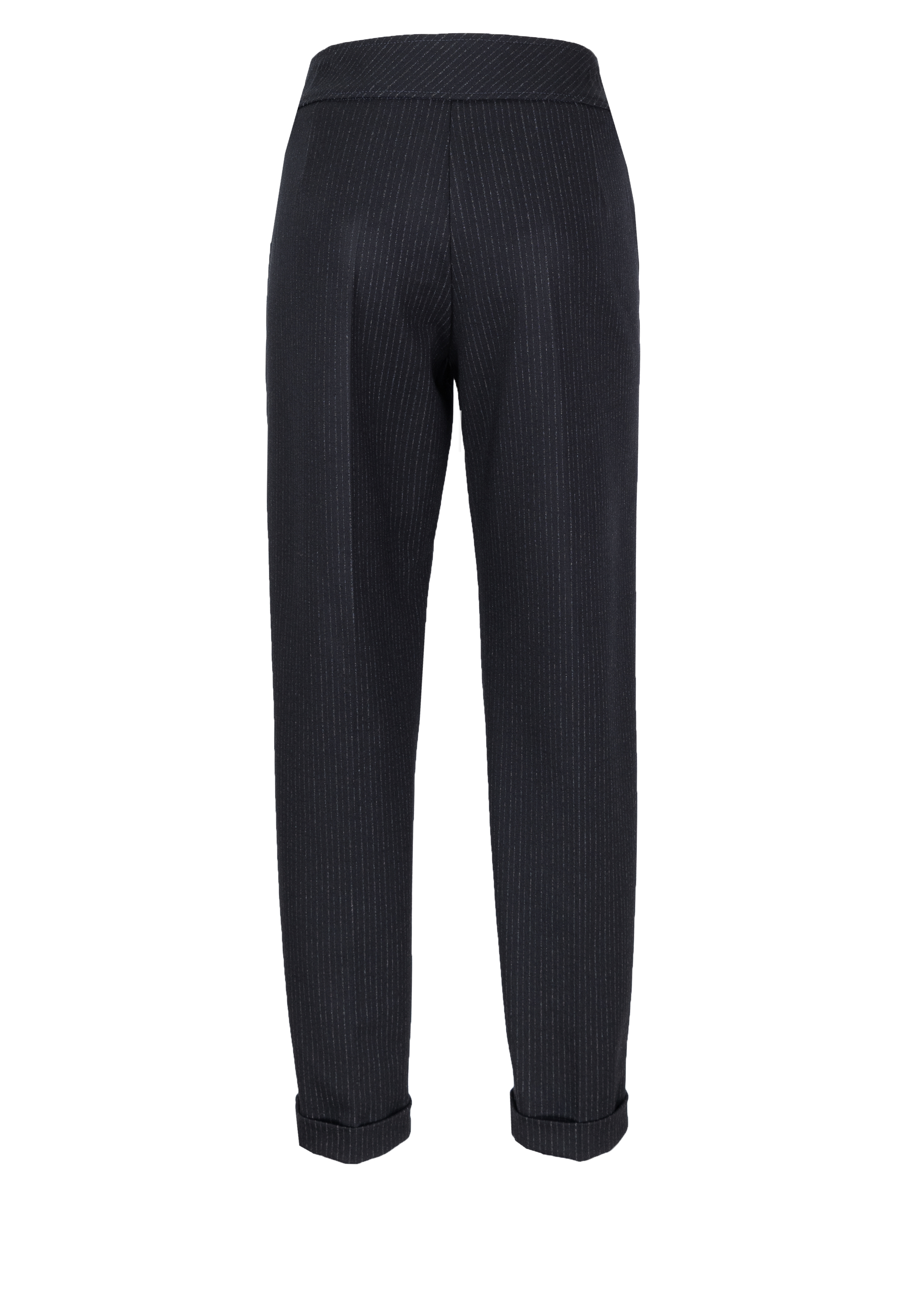 Rückansicht einer dunklen Nadelstreifenhose mit hoher Taille, taillierten Hüften, geraden Beinen und hochgekrempelten Hosenbeinen.