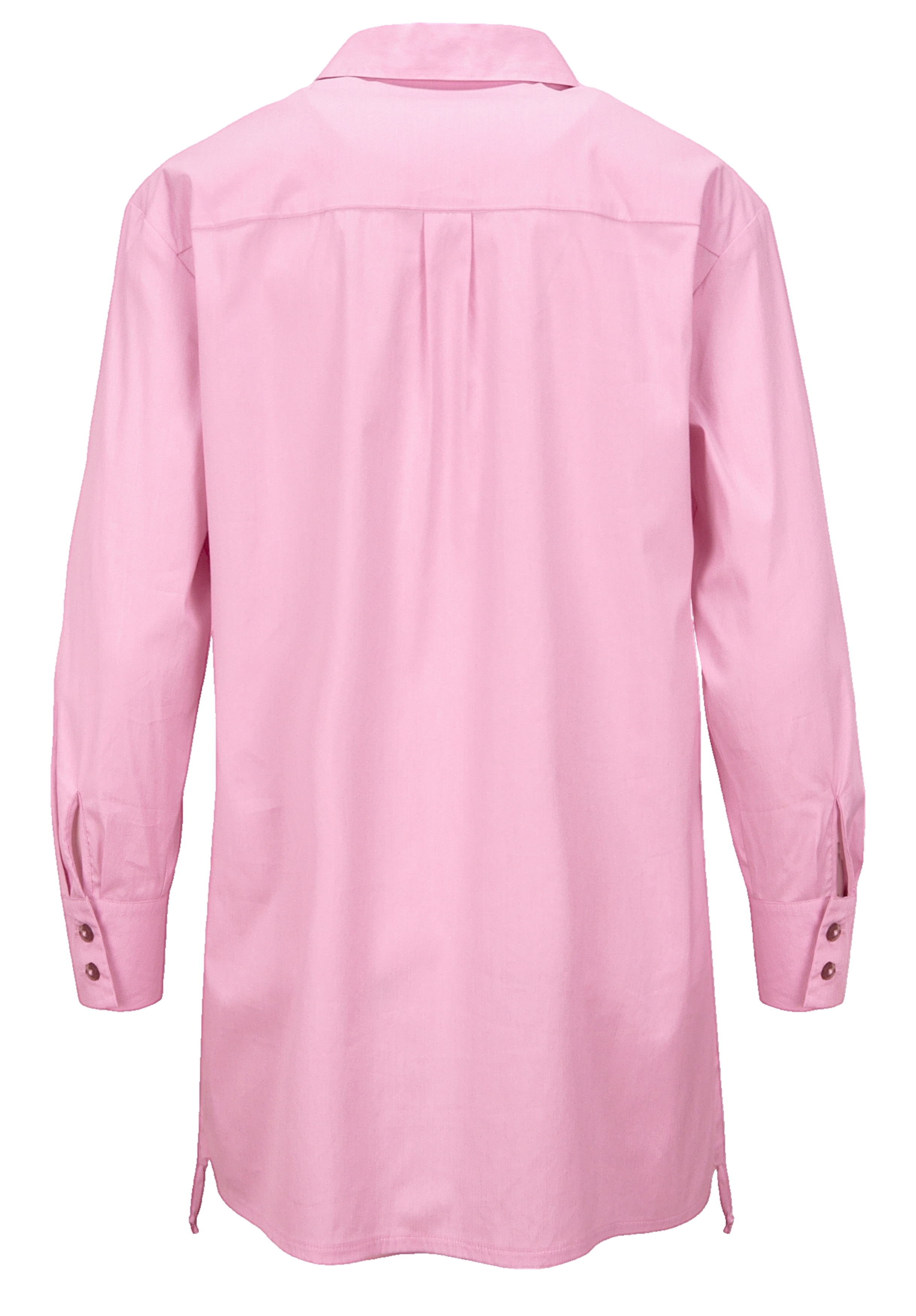 Ein langärmliges, hellrosa Hemd mit Knopfleiste von hinten, mit Passe, Faltendetail und geknöpften Manschetten.