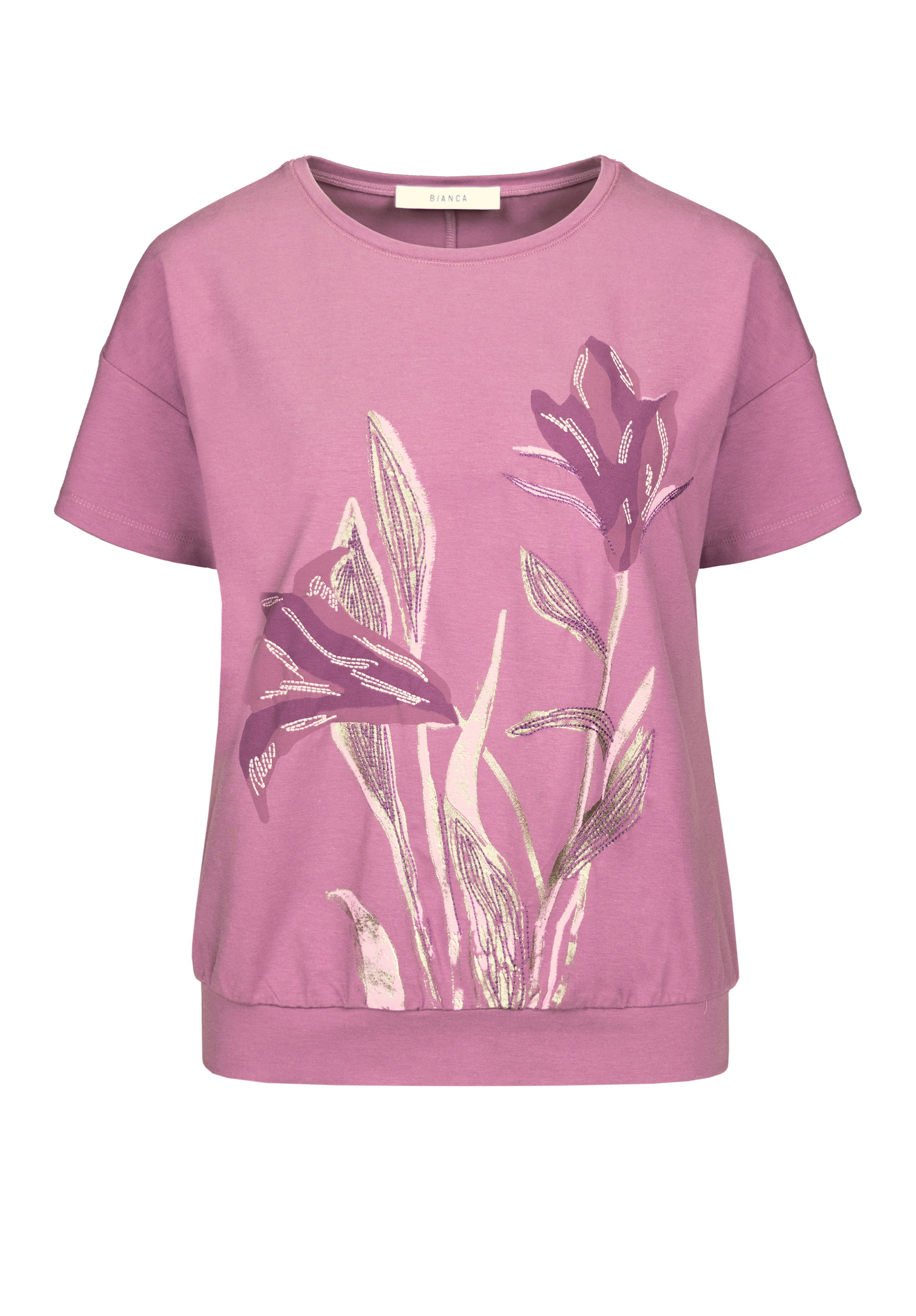 Kurzärmeliges, hellviolettes T-Shirt mit einem großen Blumenprint mit Blättern und abstrakten Blumen in dunkleren Lila- und Weißtönen auf der Vorderseite.