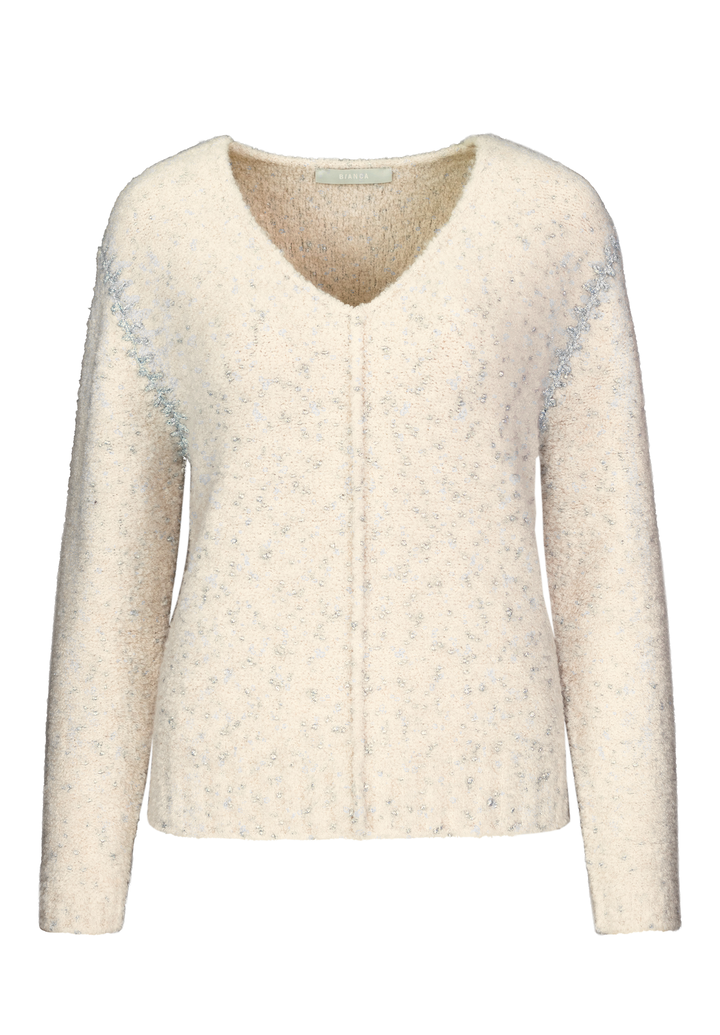 Cremefarbener, langärmliger Strickpullover mit V-Ausschnitt und dezentem Strukturmuster. Der Pullover hat eine leicht lockere Passform und hellblaue Ziernähte an Schultern und Seiten.