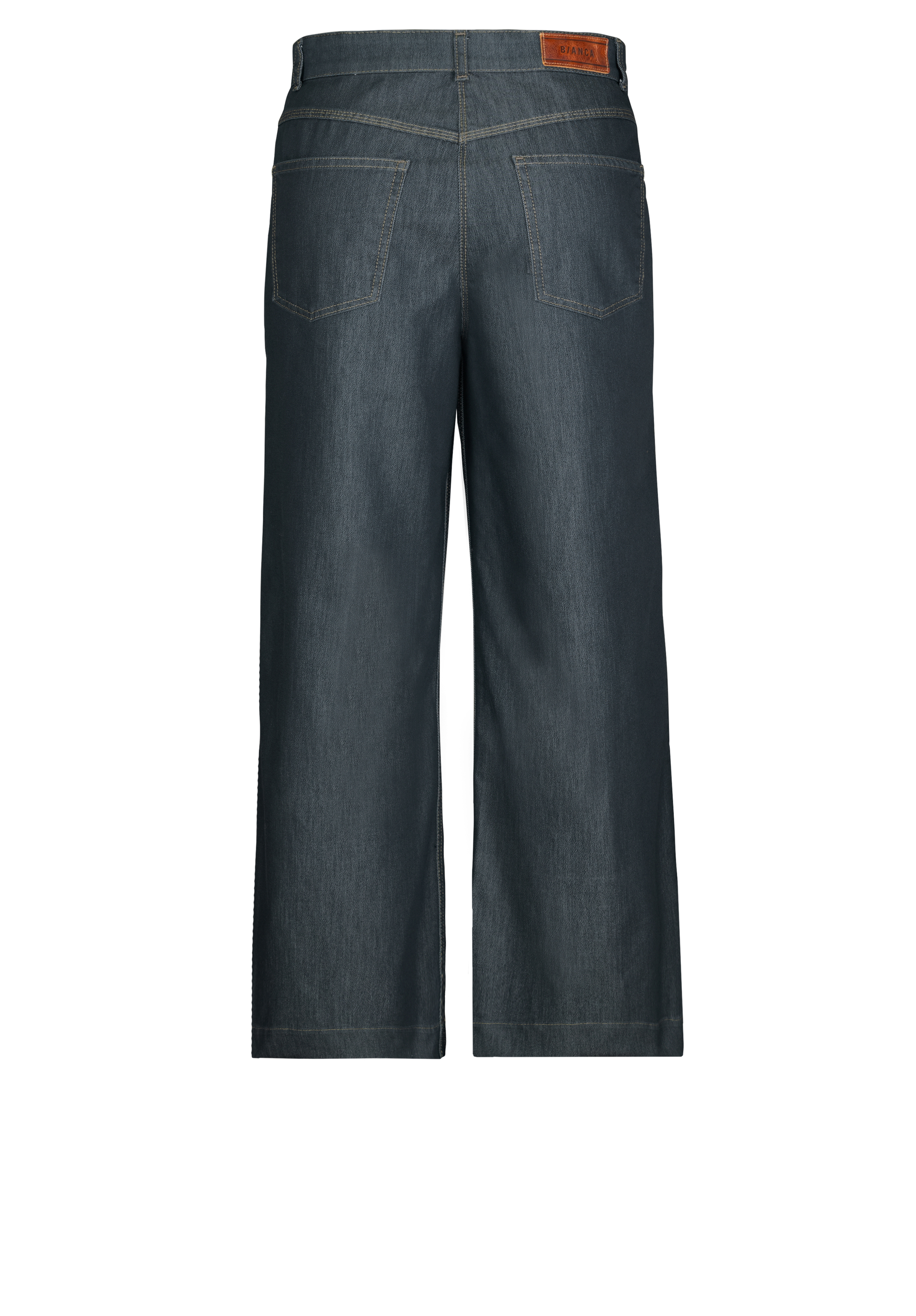 Rückansicht einer dunkelblauen Denim-Jeans mit weitem Bein, zwei Gesäßtaschen und hellbraunen Nähten, die bis zur Mitte der Wade reicht. Am Bund ist ein brauner Lederaufnäher zu sehen.
