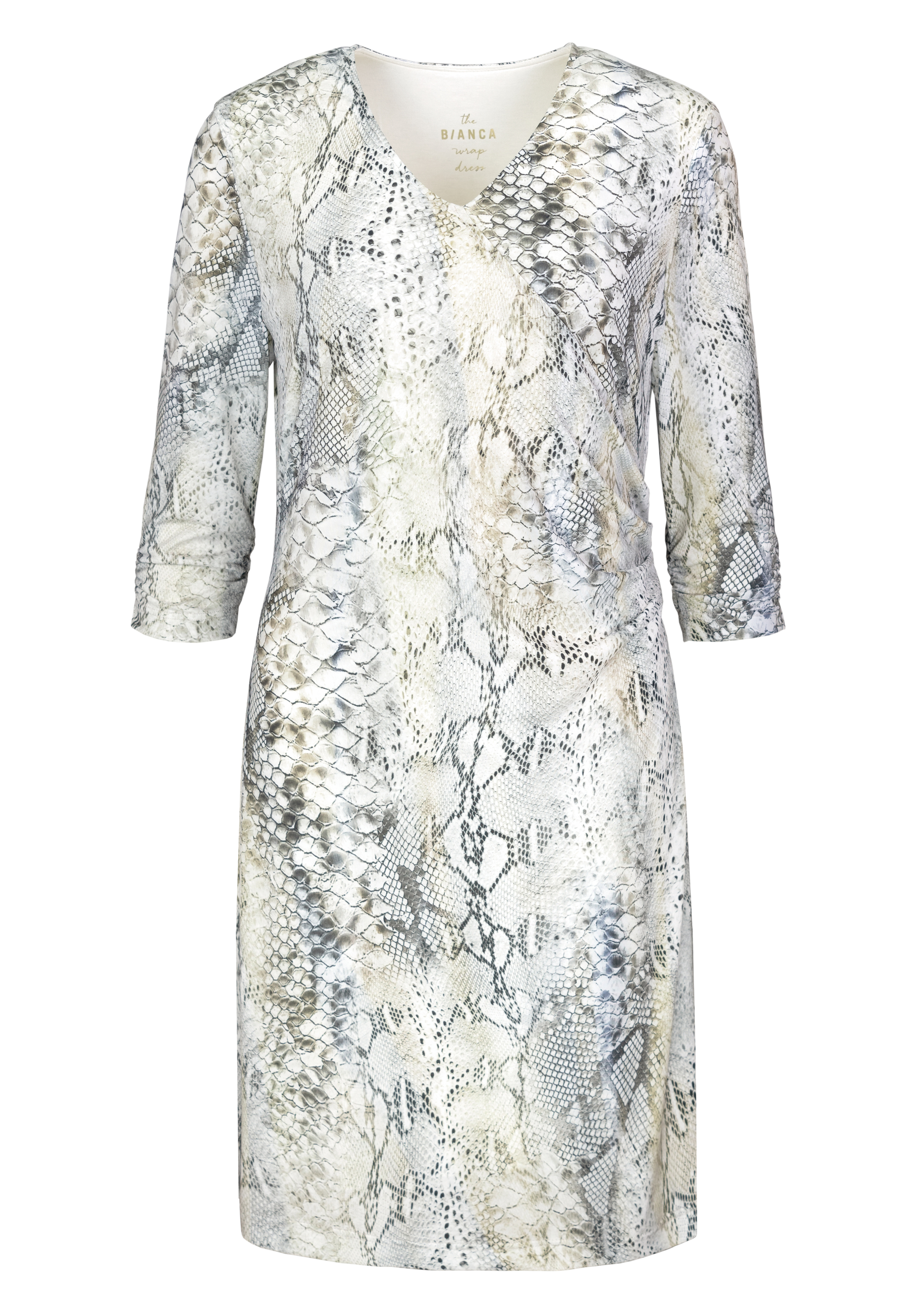 Ein knielanges, langärmeliges Kleid mit V-Ausschnitt und hellem Schlangenhautmuster in den Farben Weiß, Beige, Grau und Schwarz. Das Kleid ist auf einem schlichten weißen Hintergrund abgebildet.
