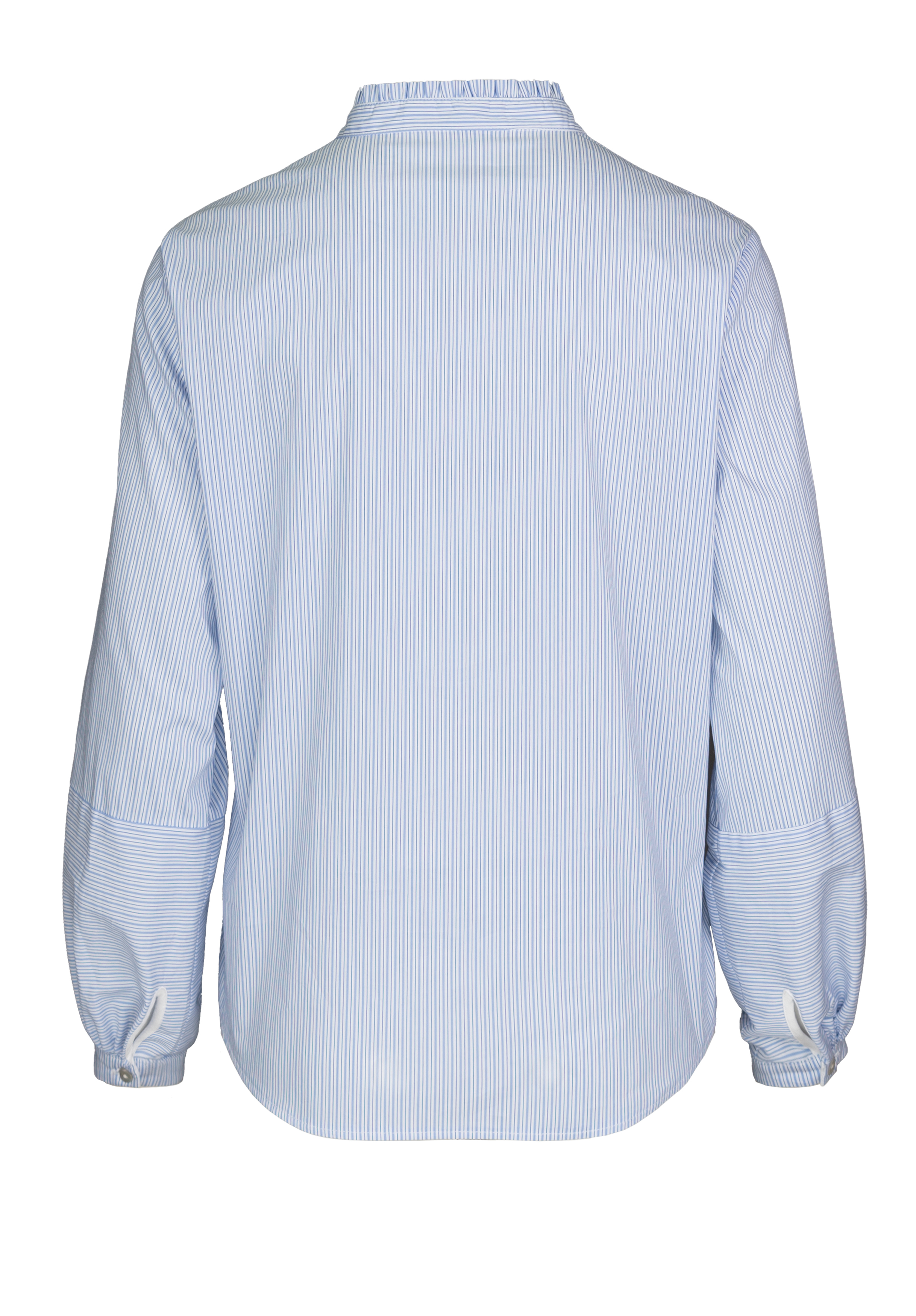 Rückenansicht eines langärmeligen, hellblau-weiß gestreiften Hemdes mit geknöpften Manschetten und einem geschwungenen Saum, dargestellt auf weißem Hintergrund.