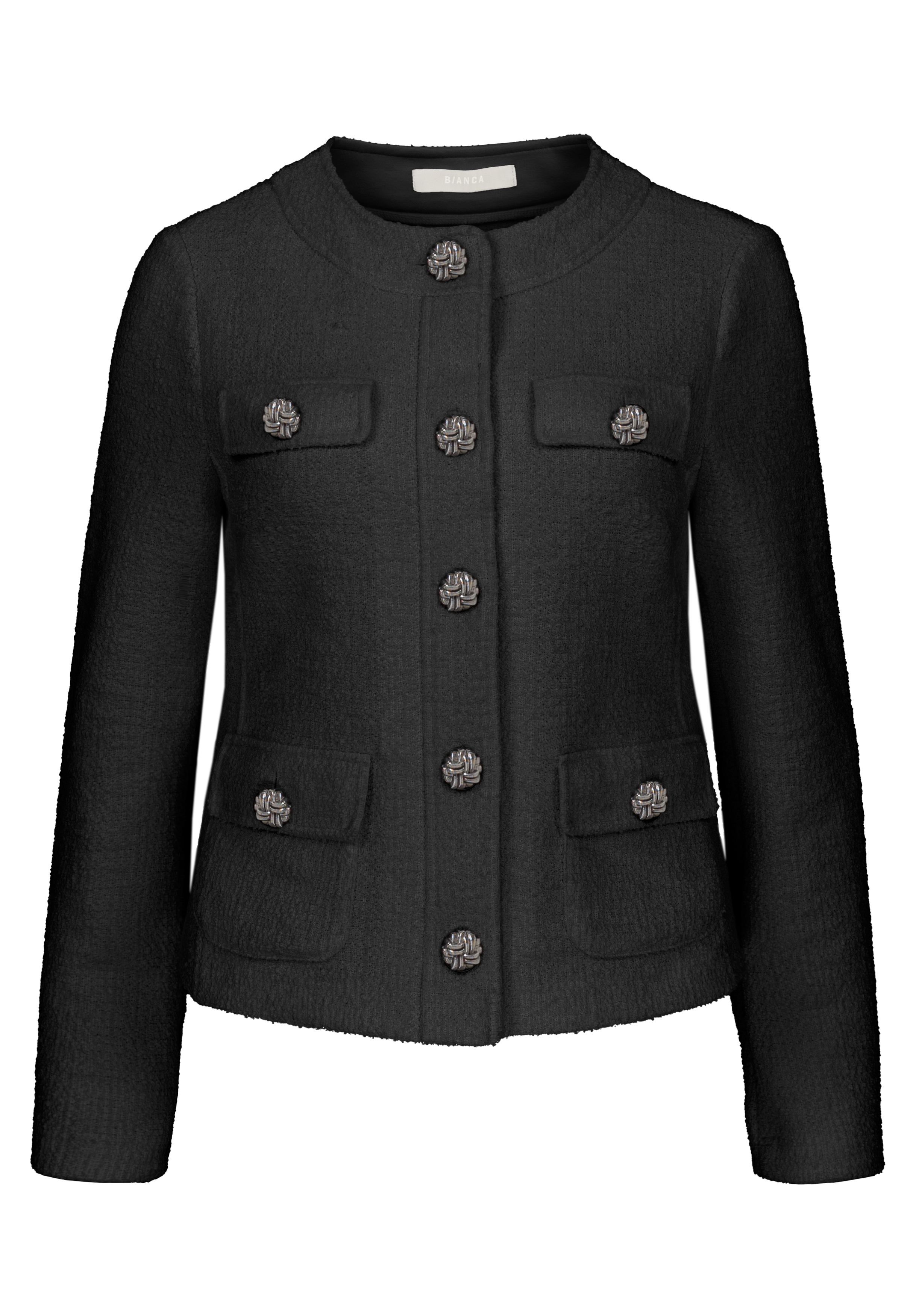 Eine schwarze, langärmelige, kragenlose Jacke mit vier Vordertaschen und dekorativen silbernen Knöpfen in zwei vertikalen Reihen. Die Jacke hat einen strukturierten Stoff und ein strukturiertes, elegantes Design.