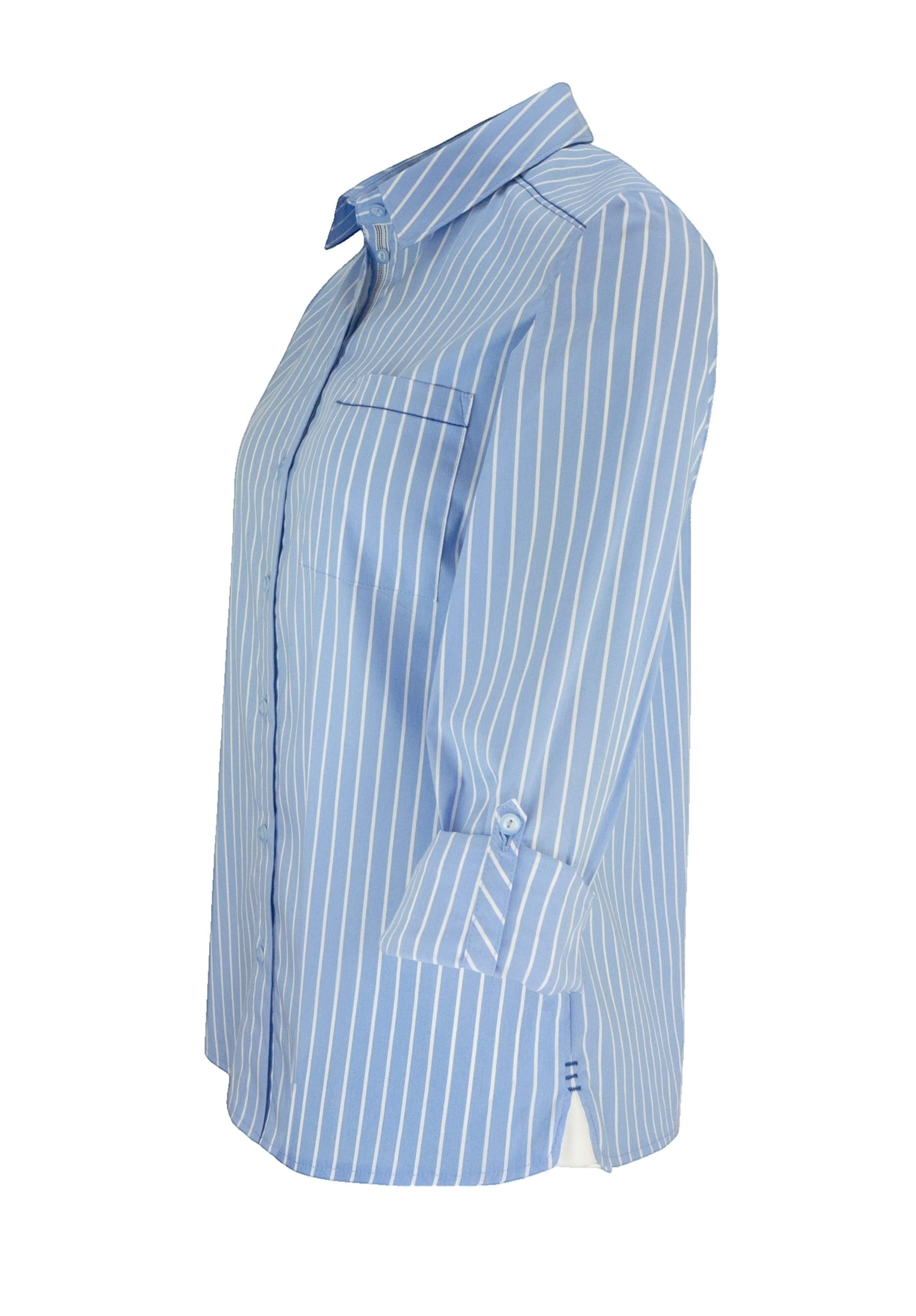 Hellblaues Langarmhemd mit weißen Längsstreifen, seitlich auf weißem Grund. Das Hemd hat eine Brusttasche und hochgekrempelte Ärmel.