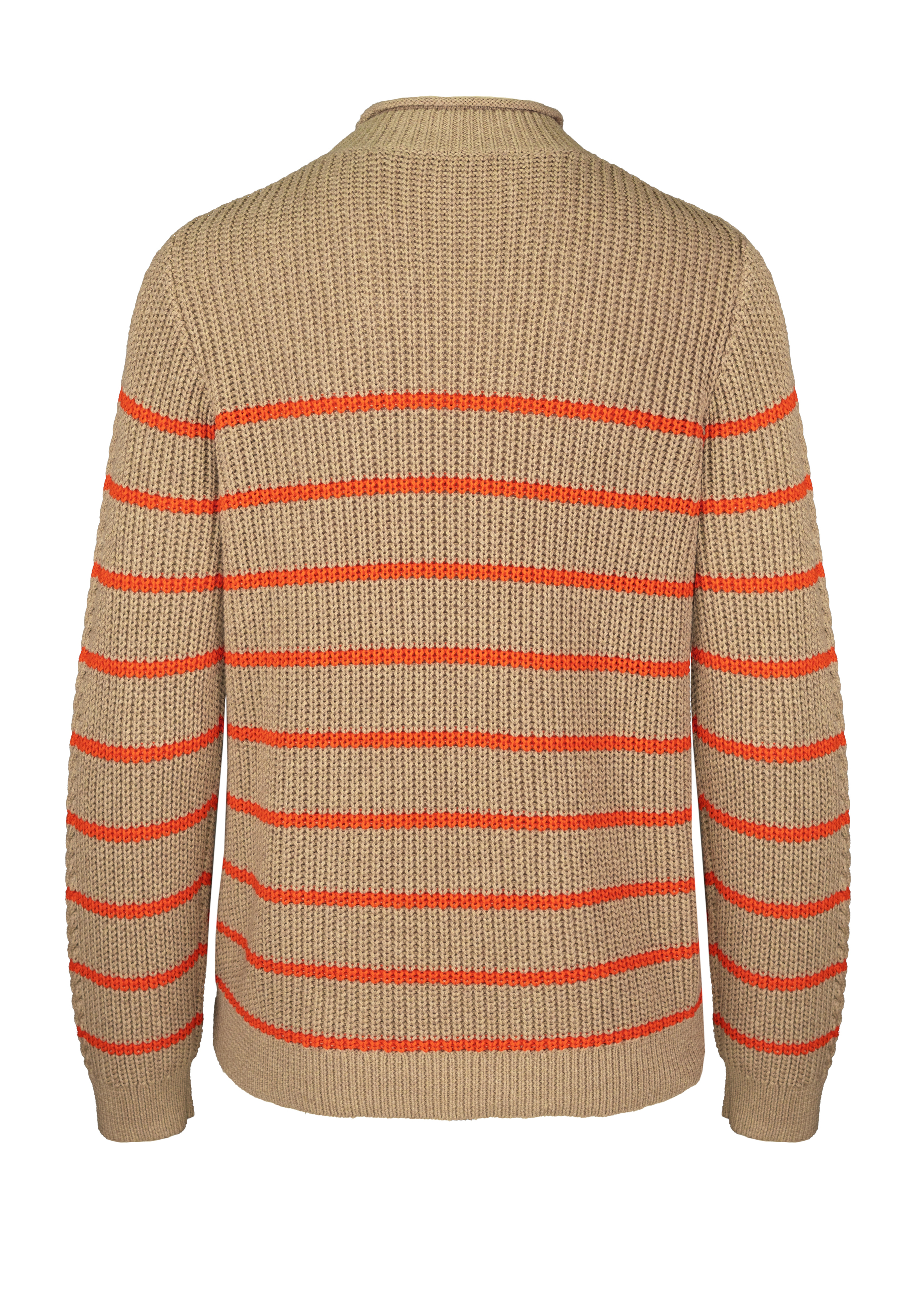 Ein beiger Strickpullover mit langen Ärmeln und horizontalen orangefarbenen Streifen auf dem Rücken und den Armen, von hinten gesehen.