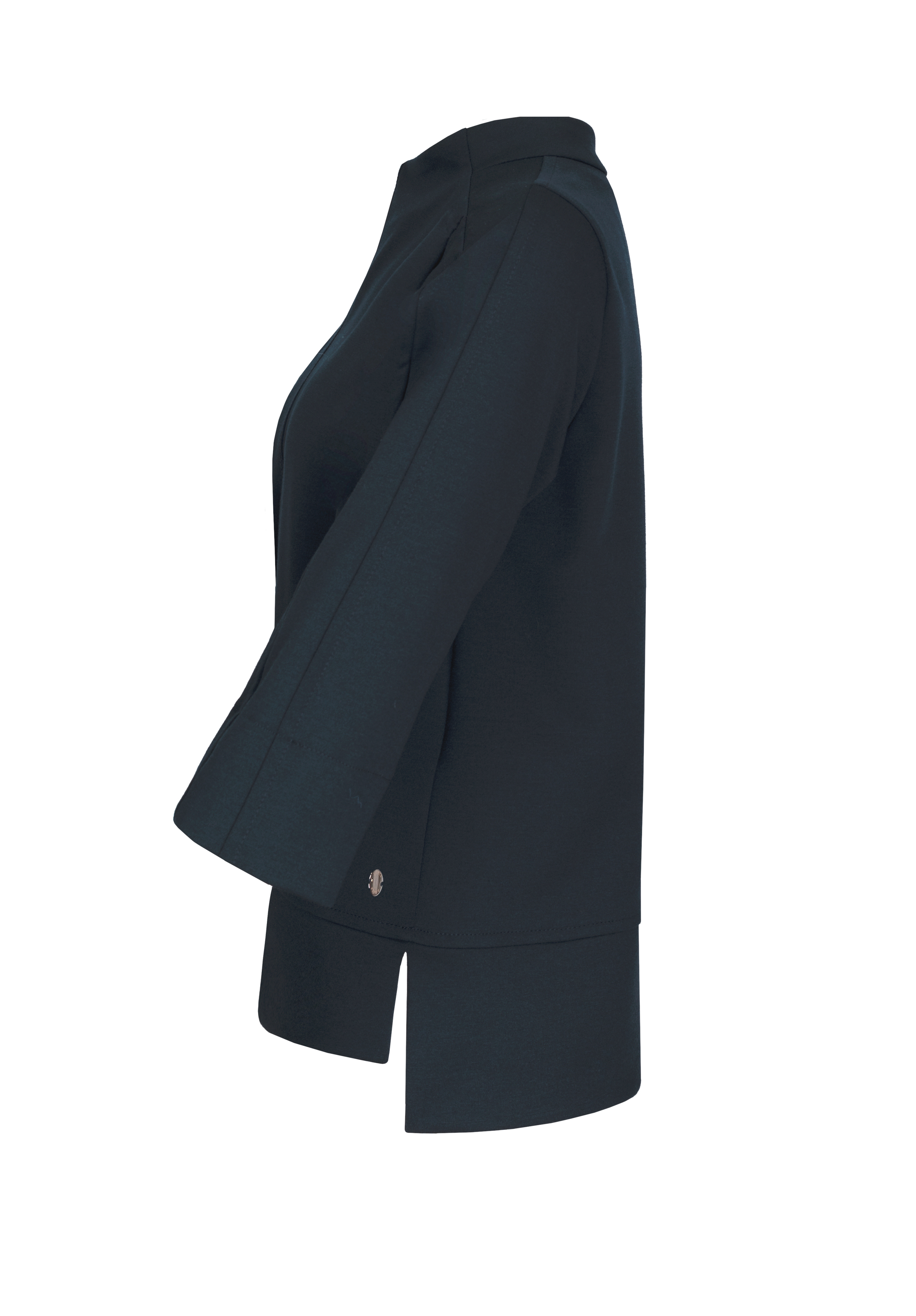 Seitenansicht einer dunkelfarbigen, langärmeligen, kragenlosen Jacke mit weiten Ärmeln und asymmetrischem Saum. Der Stoff wirkt strukturiert, und in der Nähe des Ärmelbündchens befindet sich ein kleines Metallemblem.