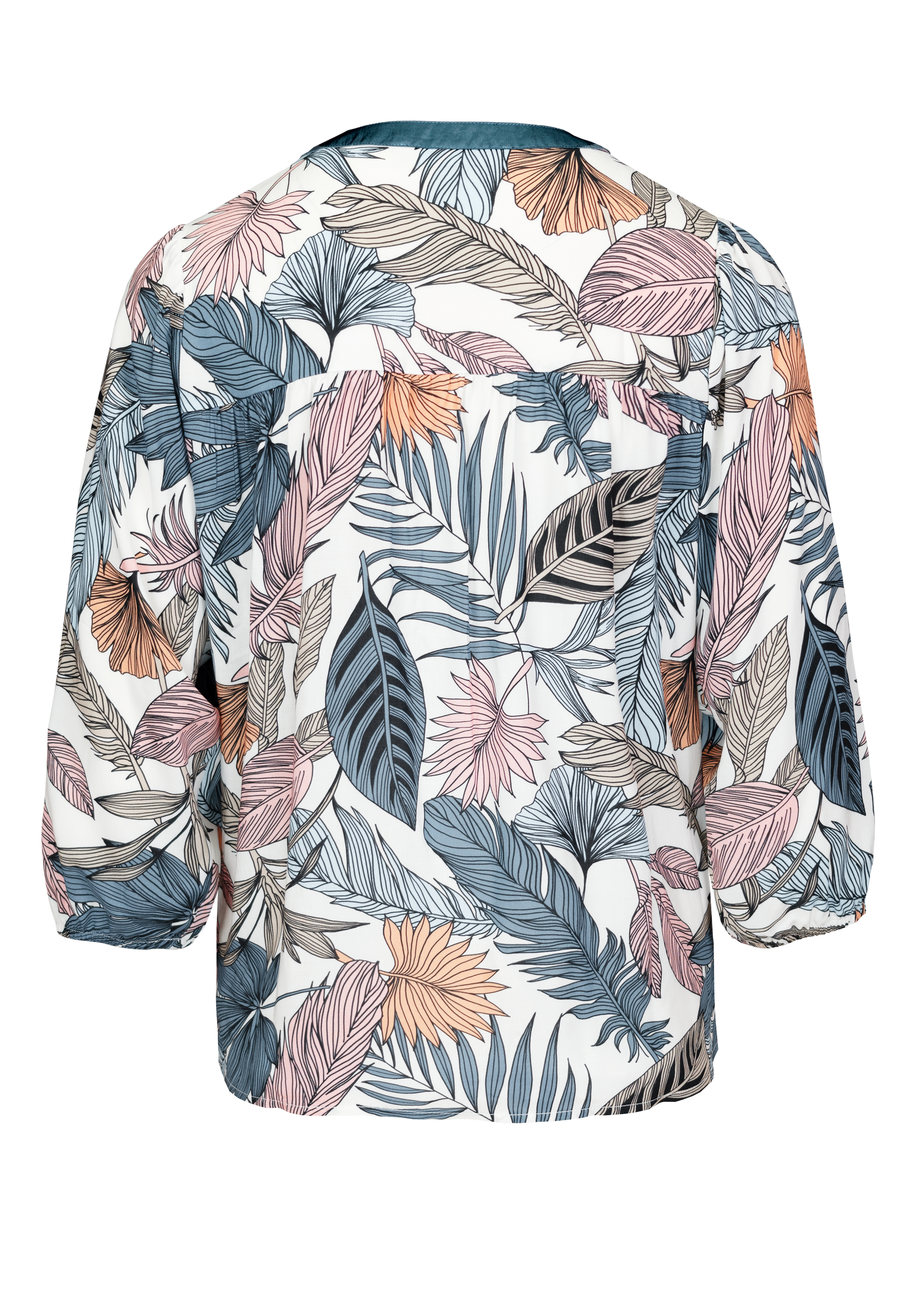 Rückansicht einer Bluse mit Dreiviertelärmeln, die ein farbenfrohes tropisches Blatt- und Blumenmuster in Blau-, Rosa-, Pfirsich- und Grautönen auf weißem Hintergrund aufweist.