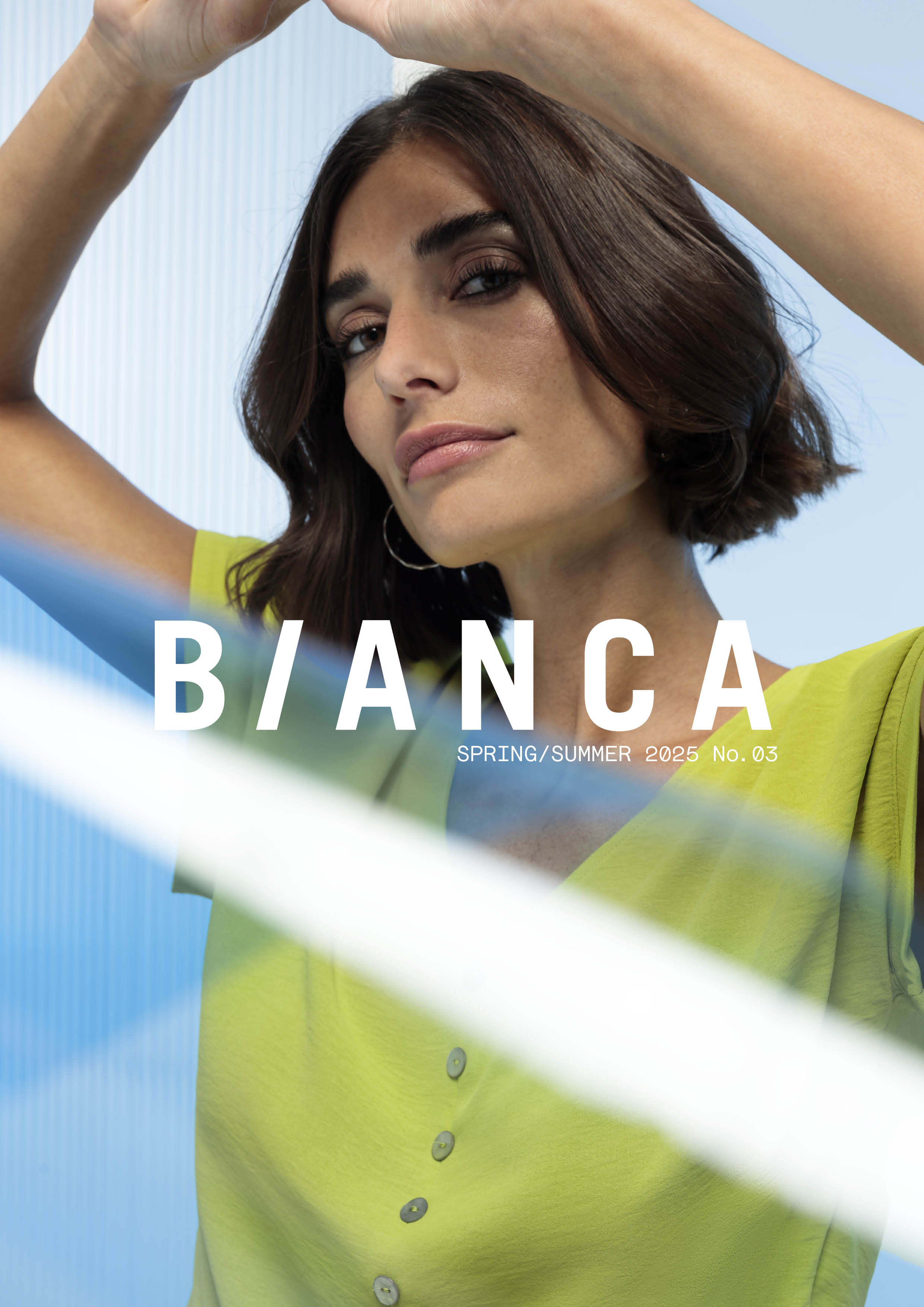 Eine Frau mit kurzen braunen Haaren in einem limettengrünen Top posiert mit erhobenen Armen vor einem hellblauen Hintergrund. Die Textüberlagerung lautet BIANCA FRÜHJAHR/SOMMER 2025 Nr. 03.