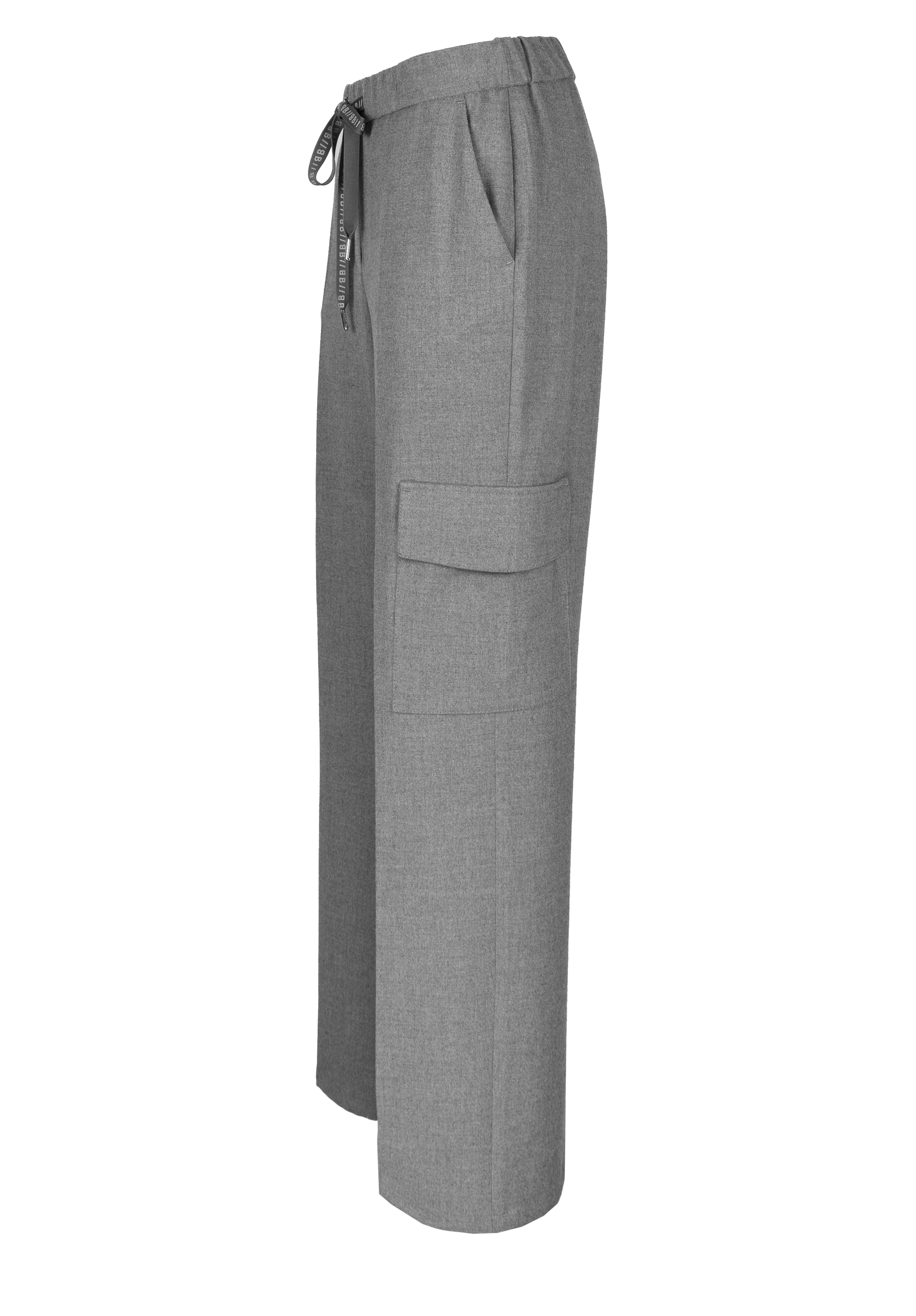 Seitenansicht einer grauen Hose mit weitem Bein, elastischem Bund, Kordelzug, Seitentaschen und einer großen Cargotasche am Oberschenkel.