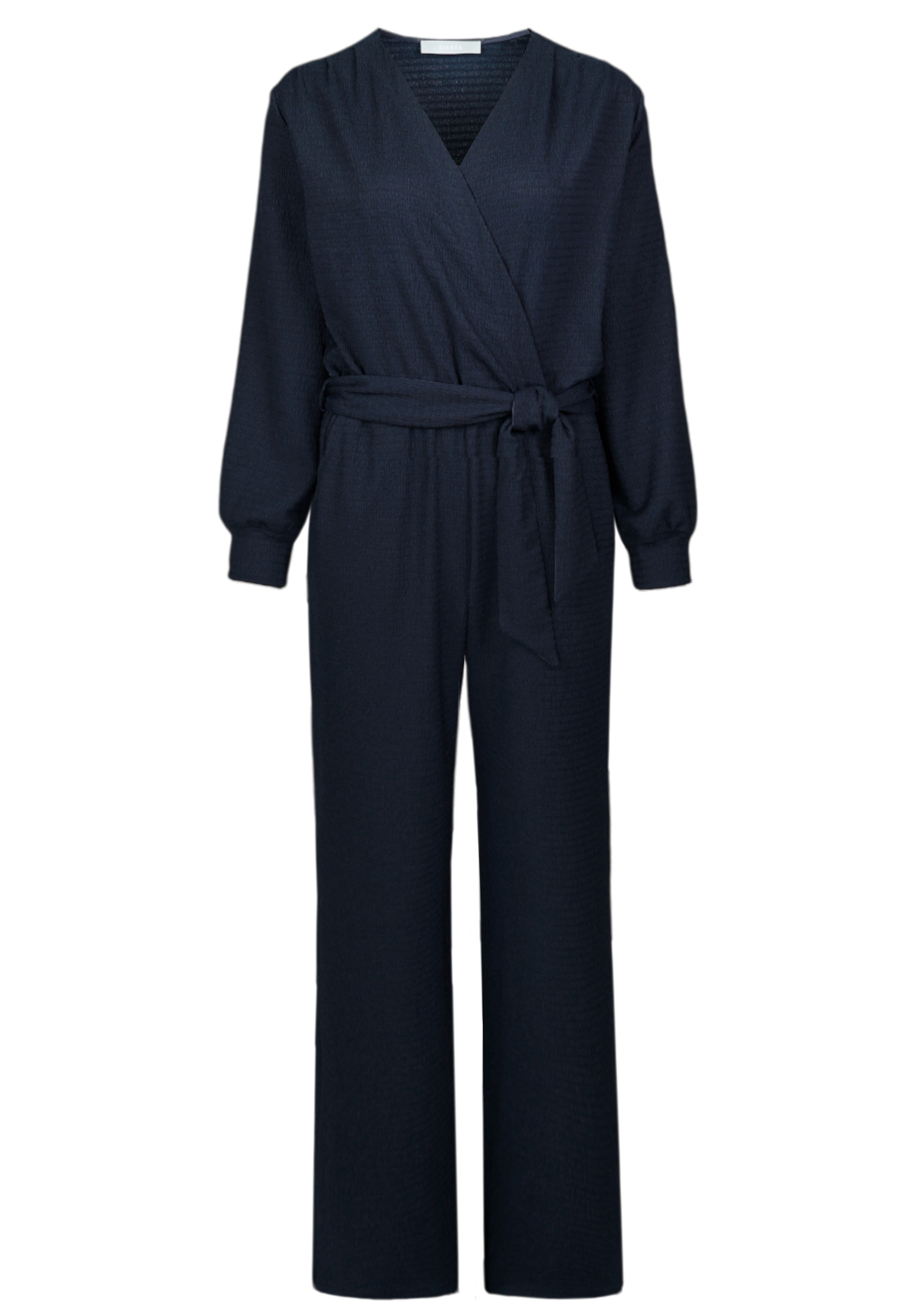Ein marineblauer Langarm-Overall mit V-Ausschnitt, Wickel-Vorderseite, Gürtel in der Taille und weiten Hosenbeinen auf weißem Hintergrund.