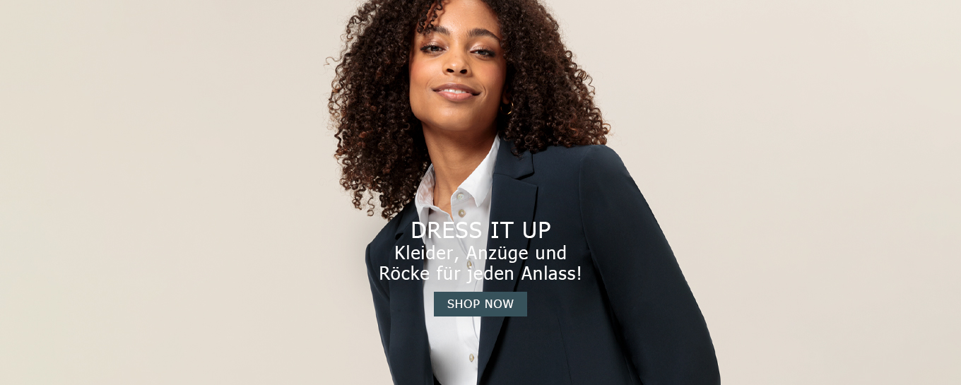 Eine Frau mit lockigem Haar trägt einen dunklen Blazer über einem weißen Hemd und lächelt selbstbewusst. Der Textüberzug lautet: DRESS IT UP Kleider, Anzüge und Röcke für jeden Anlass! JETZT SHOPPEN auf hellbeigem Hintergrund.