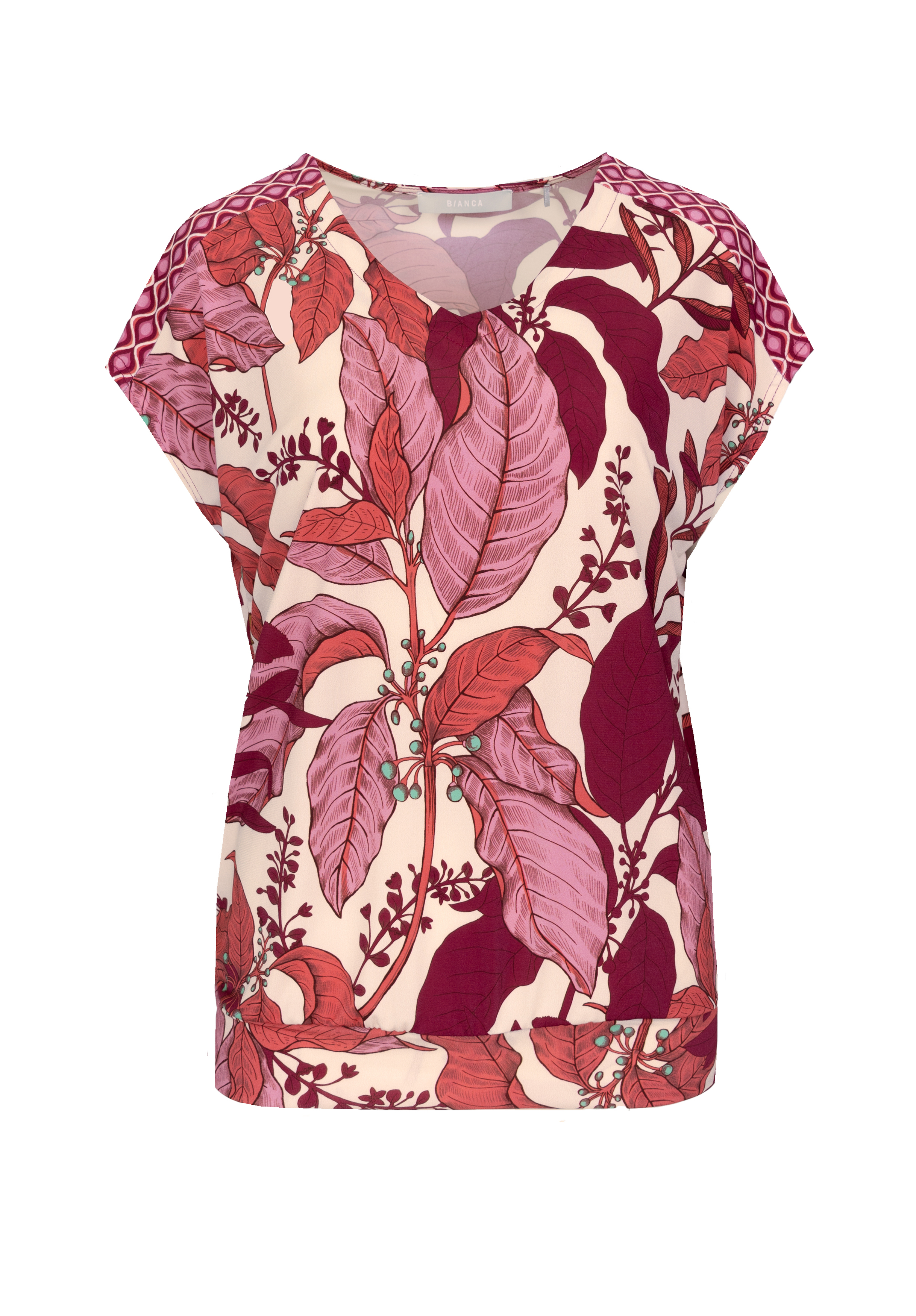 Eine kurzärmelige, cremefarbene Bluse mit einem kräftigen rot-rosa tropischen Blatt- und Pflanzenmuster. Das Oberteil hat eine lockere Passform und einen V-Ausschnitt.