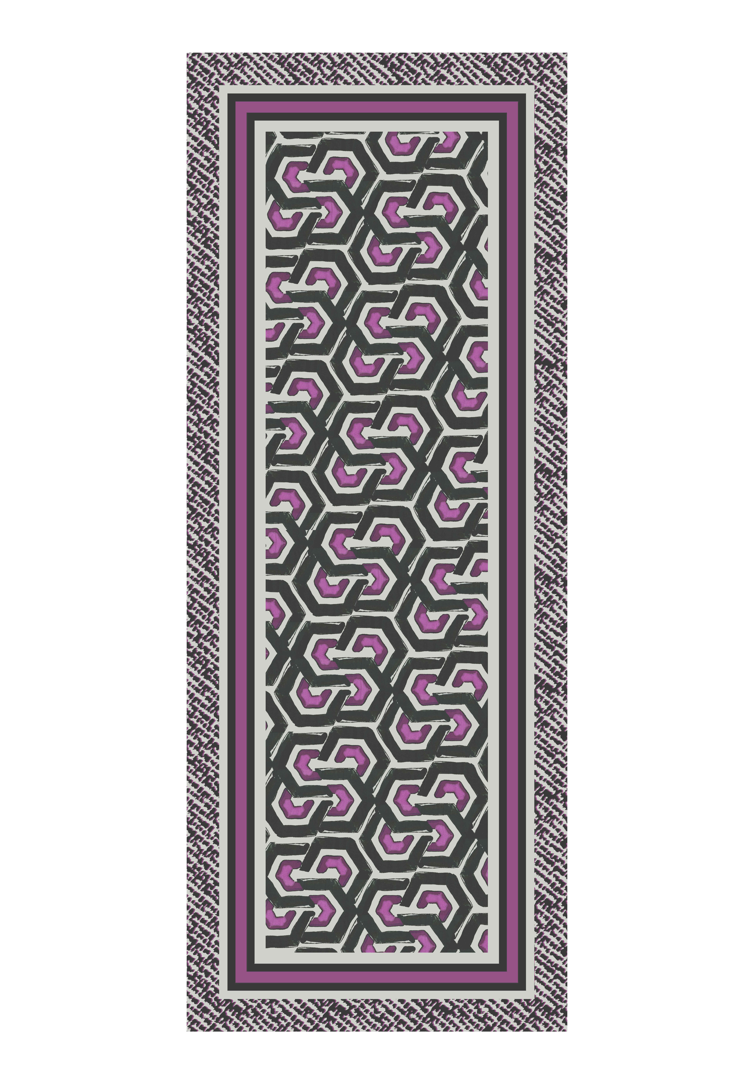 Ein rechteckiger Teppich mit einem geometrischen Muster in Schwarz, Grau und Lila, bestehend aus ineinandergreifenden Sechsecken und eckigen Linien, umgeben von mehreren dekorativen Rändern.