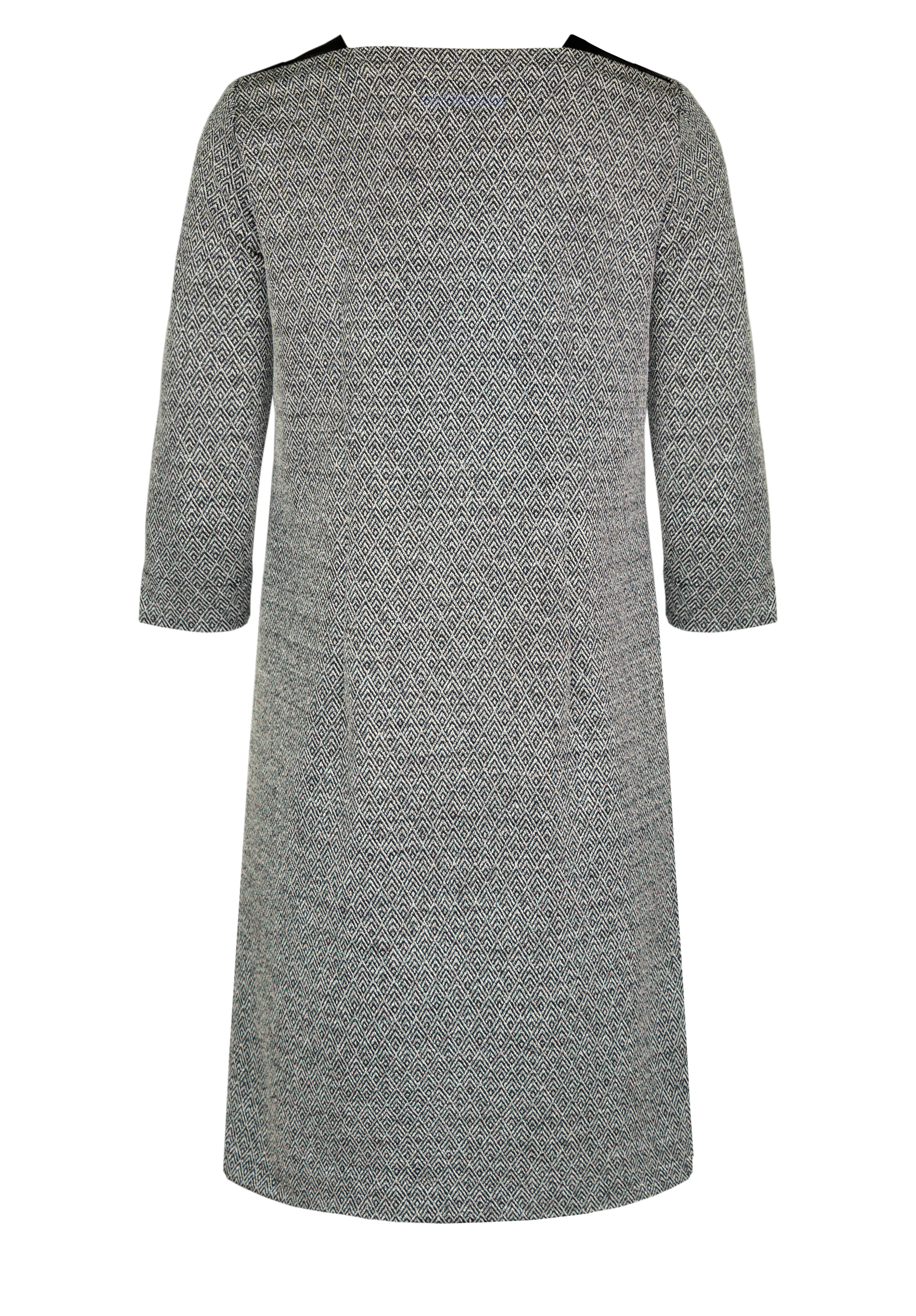 Ein knielanges, langärmeliges Kleid mit einem dezenten schwarz-weißen Fischgrätenmuster, von hinten gesehen. Das Kleid hat einen geraden Schnitt und ein schlichtes, klassisches Design.