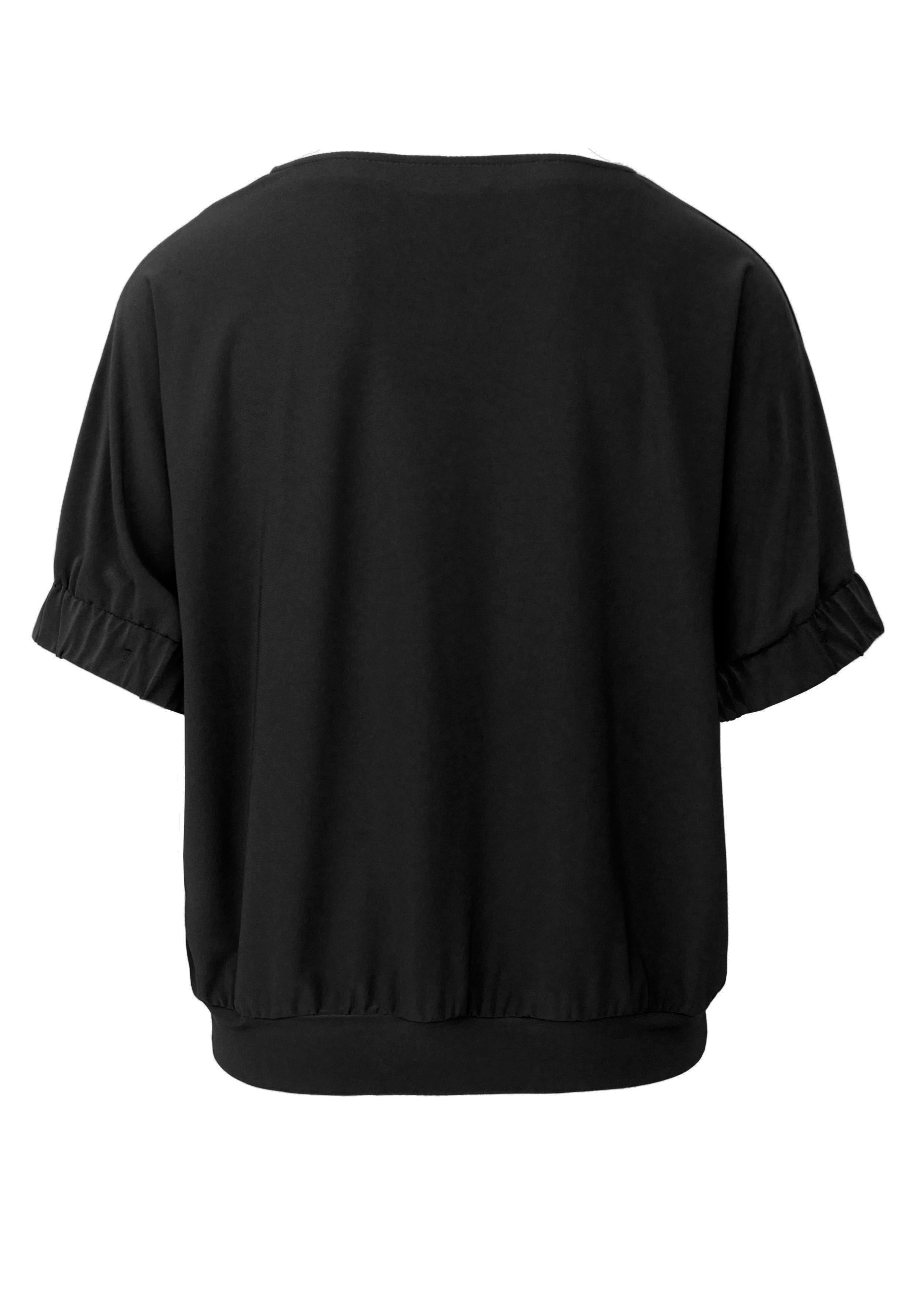 Rückenansicht einer locker sitzenden, kurzärmeligen schwarzen Bluse mit gerüschten Ärmelsäumen und einem lockeren, elastischen Bund.