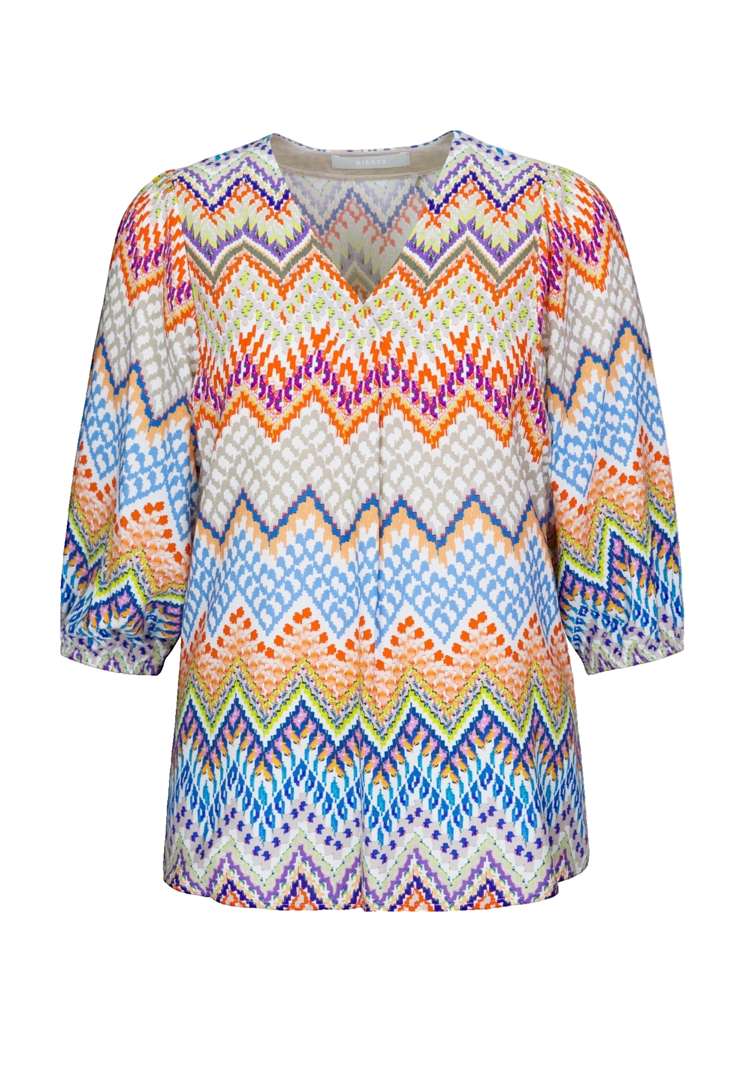 Eine farbenfrohe Bluse mit Zickzack- und Chevron-Muster in Blau-, Orange-, Gelb-, Grün- und Lilatönen, mit V-Ausschnitt und Dreiviertelärmeln.