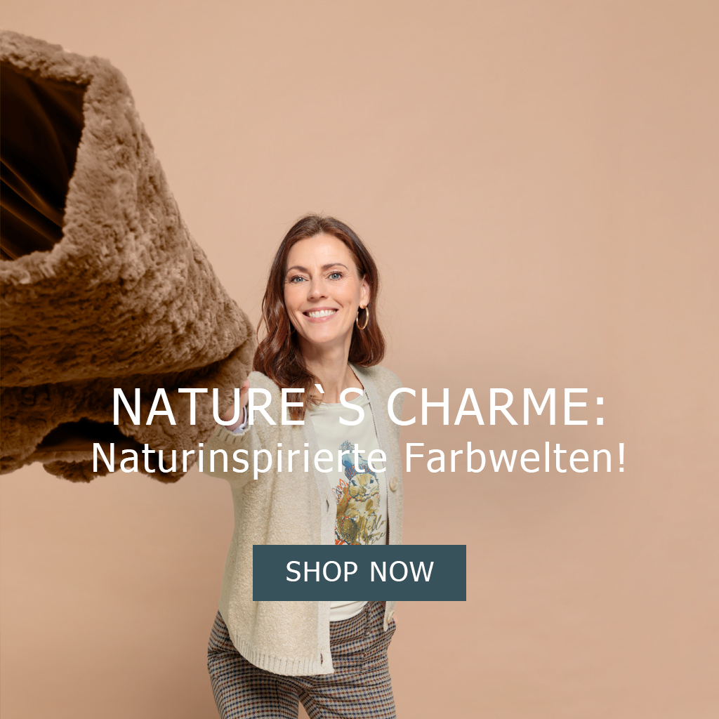 Eine lächelnde Frau in Freizeitkleidung hält ein großes Stück braunen Kunstpelzstoff in die Höhe. Beigefarbener Hintergrund mit der Aufschrift NATURES CHARME: Naturinspirierte Farbwelten! SHOP NOW über dem Bild.