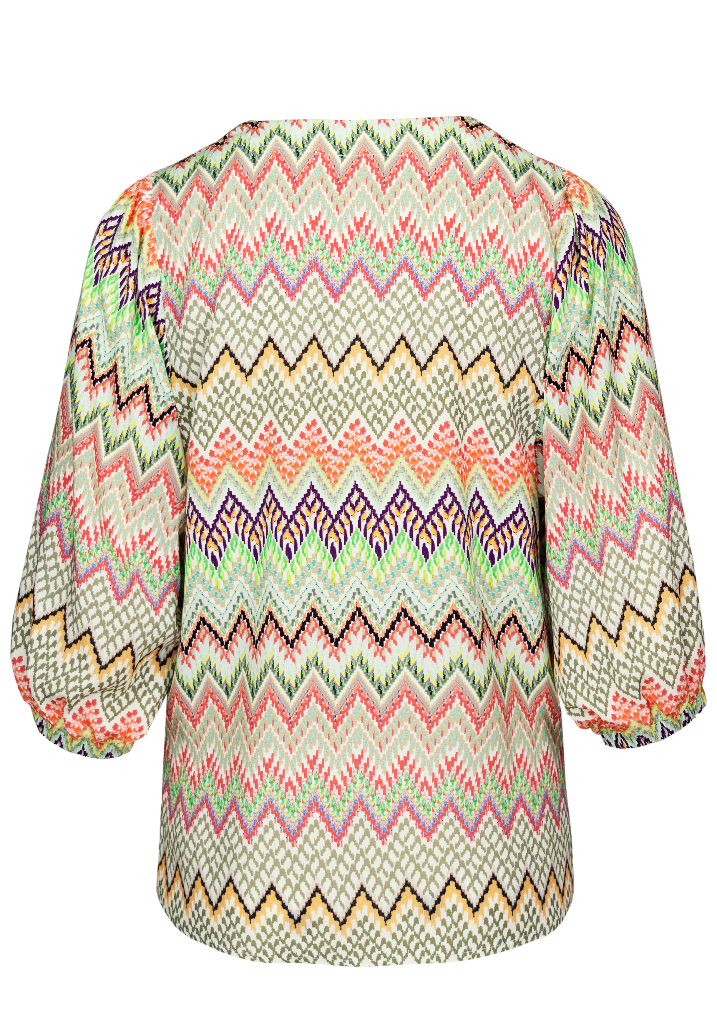 Rückansicht einer Bluse mit buntem Zickzack-Muster in Rosa-, Grün-, Gelb-, Orange- und Schwarztönen, mit ellenbogenlangen Puffärmeln und lockerer Passform.