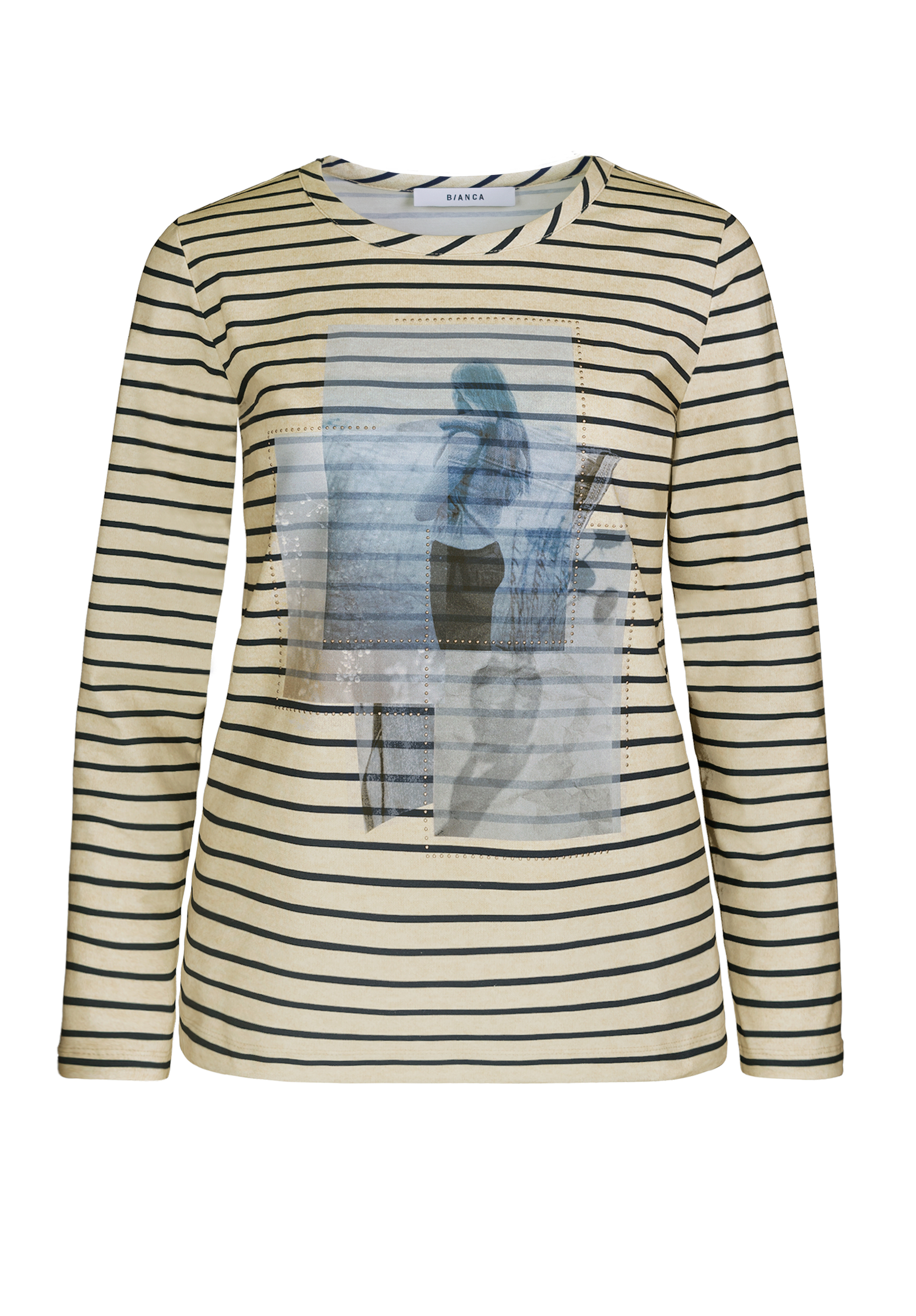 Langärmeliges, cremefarbenes Hemd mit schwarzen Querstreifen und einer Grafik auf der Vorderseite, die eine am Wasser stehende Frau zeigt, überlagert von transparenten quadratischen Patches.
