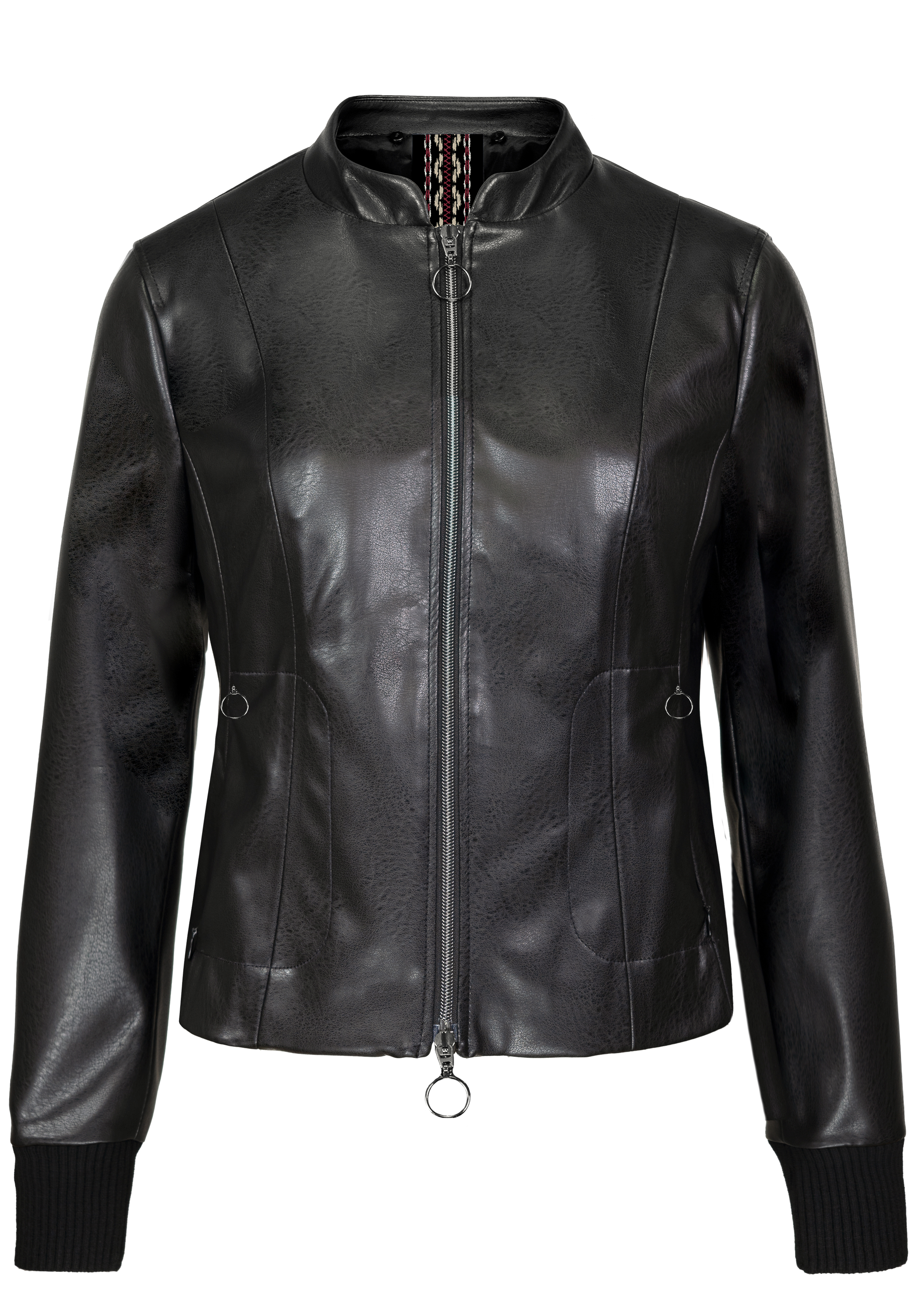 Eine schwarze Kunstlederjacke mit Frontreißverschluss, gerippten Bündchen, zwei Fronttaschen und dezenten Nähten. Die Jacke hat einen Rundkragen und ein schlankes, tailliertes Design.