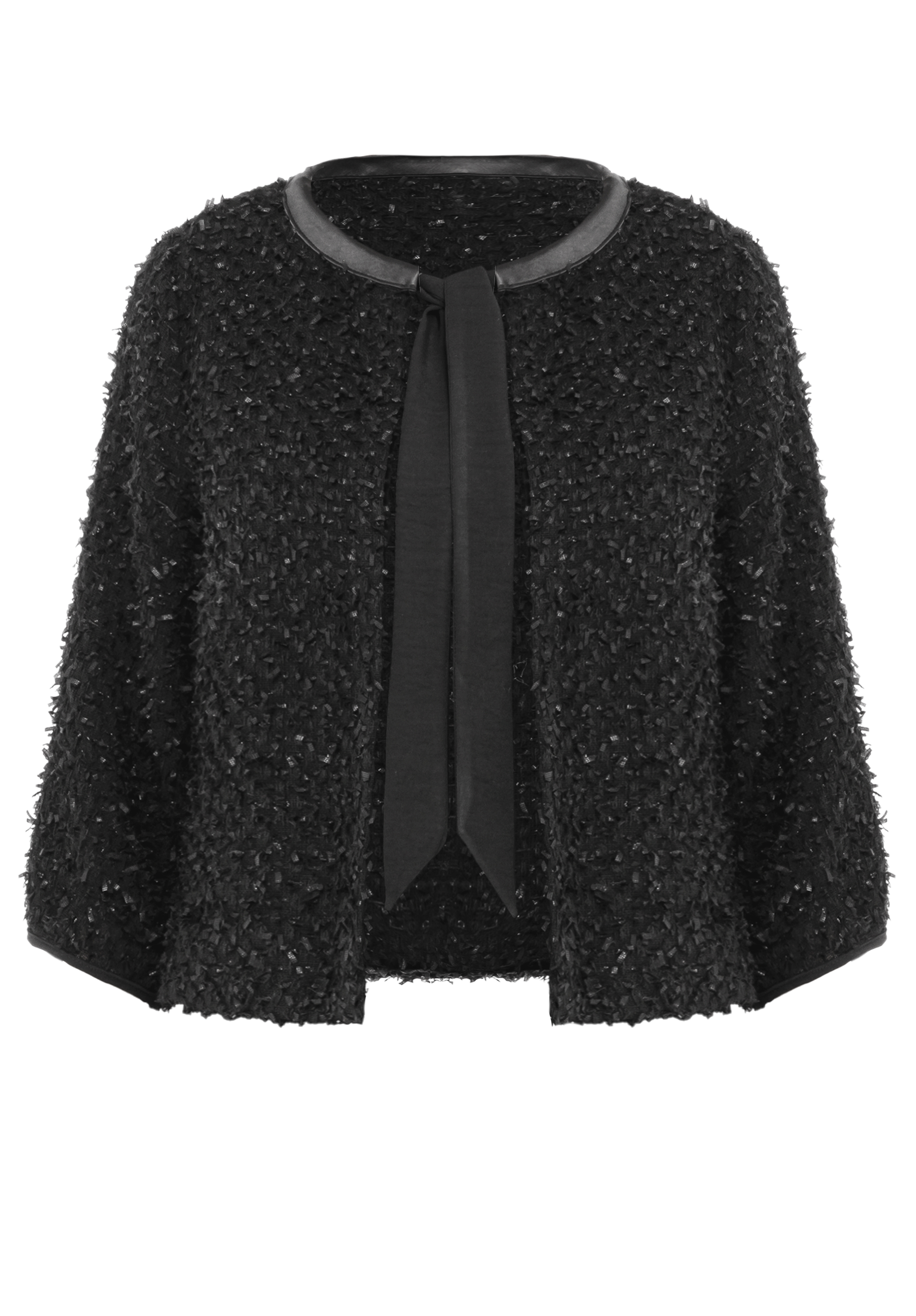 Schwarze, strukturierte, kurz geschnittene Jacke mit rundem Ausschnitt, Öffnung vorne und einem schwarzen Bindeband am Hals. Die Säume und das Bindeband bestehen aus einem glatten Stoff, der einen Kontrast zur boucléartigen Struktur der Jacke bildet.