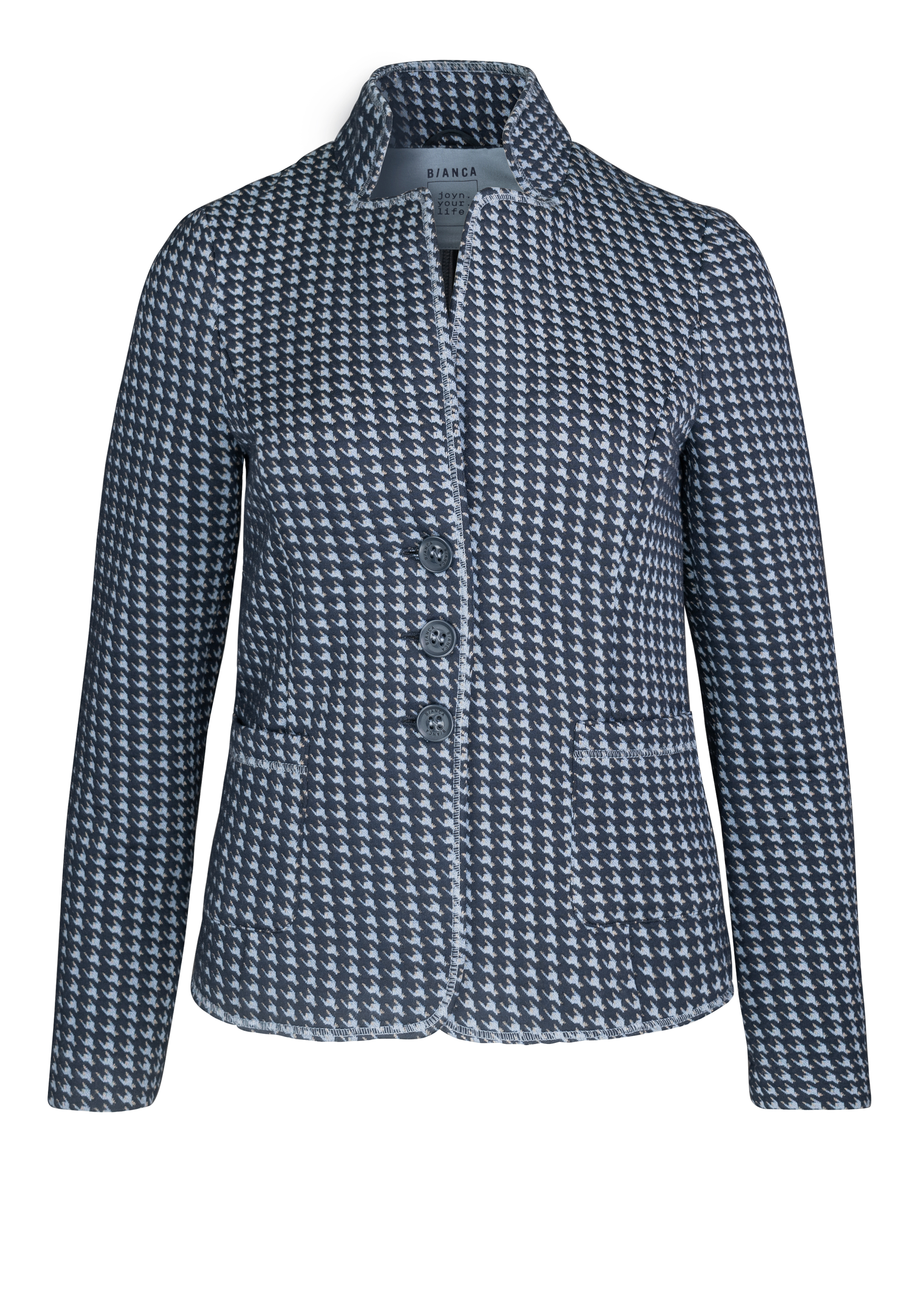 Maßgeschneiderter Damenblazer mit schwarzem und weißem Hahnentrittmuster, langen Ärmeln, Kragen, Knöpfen vorne und zwei Seitentaschen auf weißem Hintergrund.