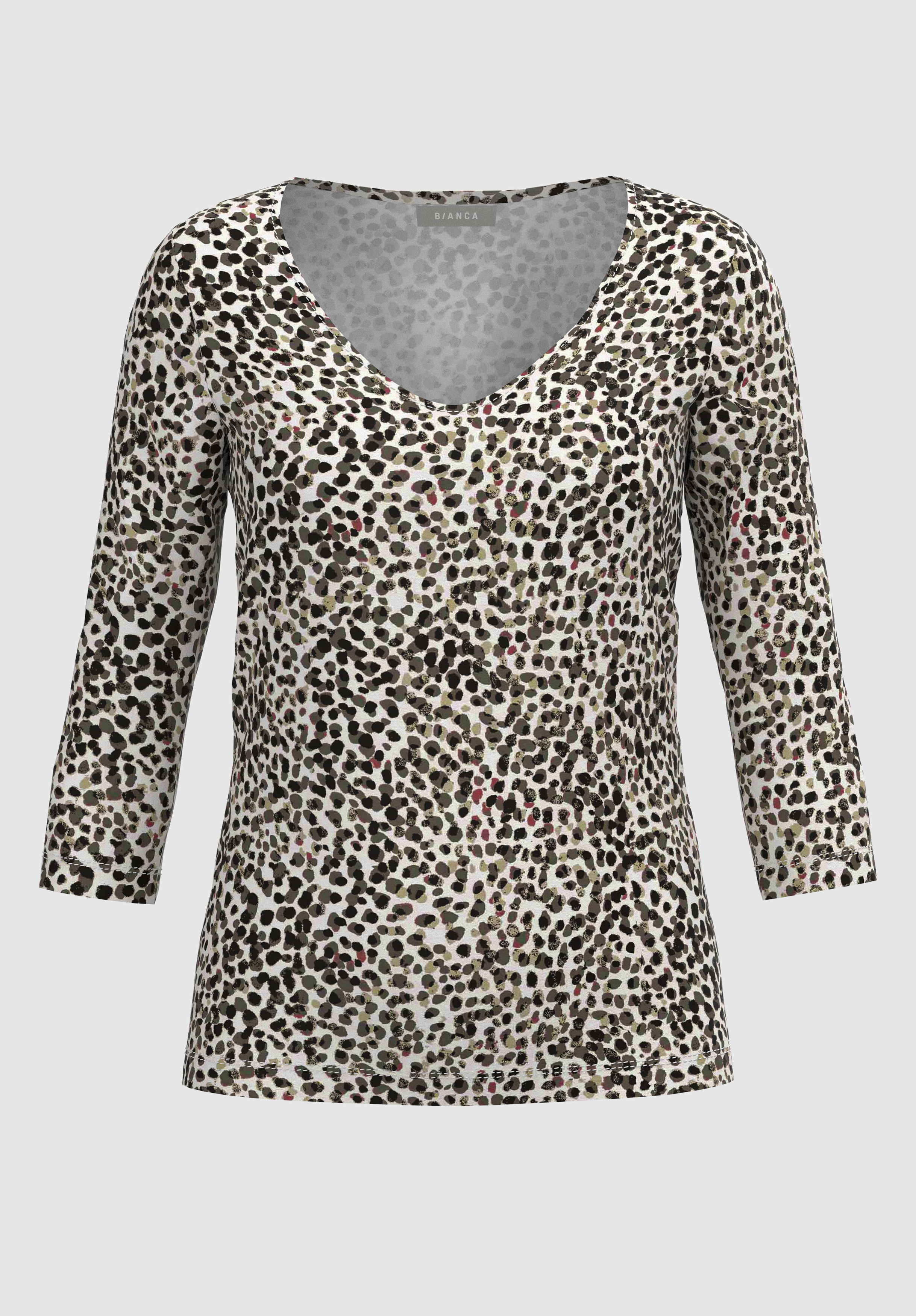 Ein Damenoberteil mit Dreiviertelärmeln und Rundhalsausschnitt, das ein durchgehendes Leopardenmuster in Schwarz, Braun und Beige auf hellem Hintergrund aufweist.