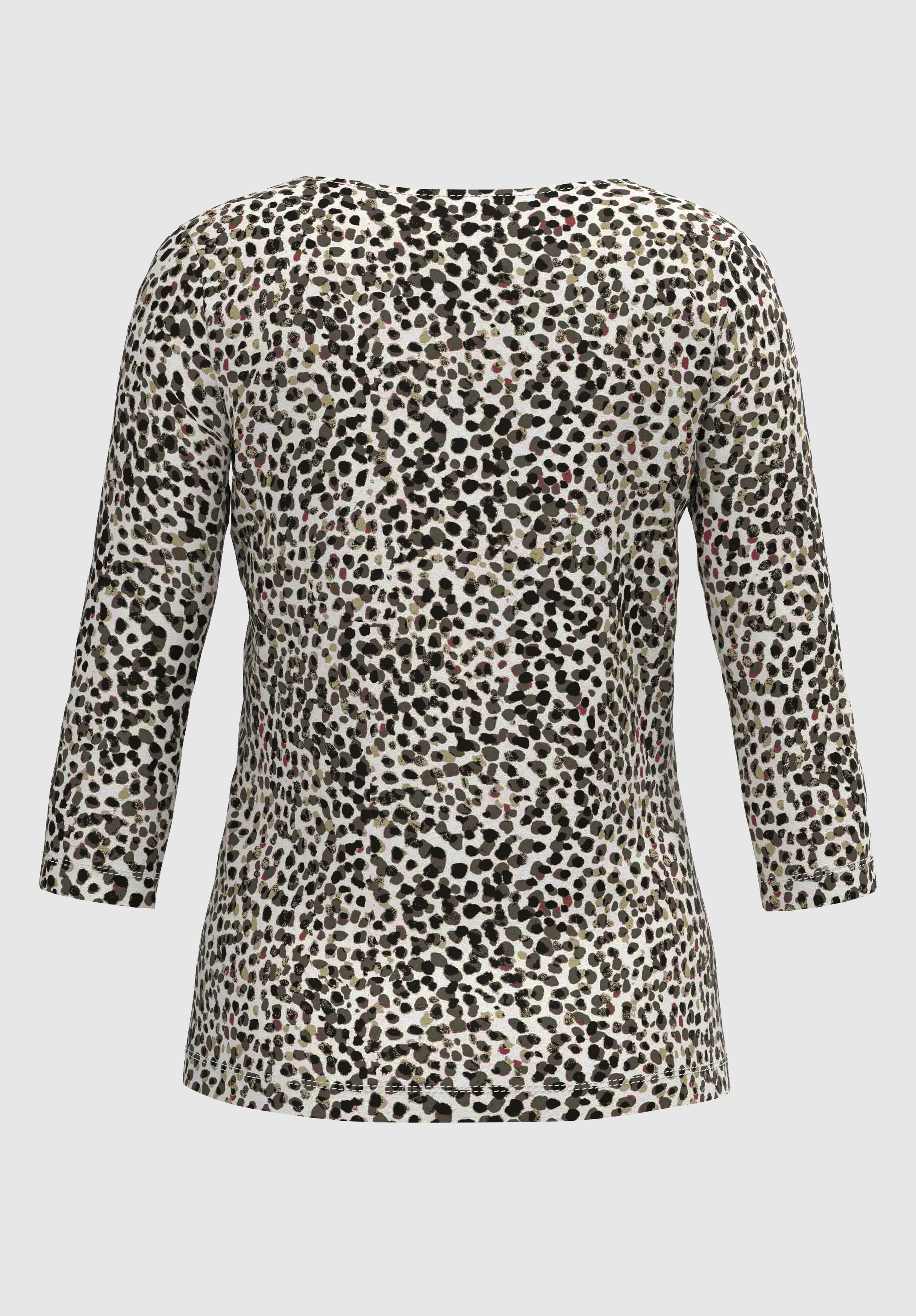 Rückansicht eines Damenoberteils mit Dreiviertelärmeln, das ein durchgehendes Leopardenmuster in Schwarz, Braun und Beige auf hellem Hintergrund aufweist.