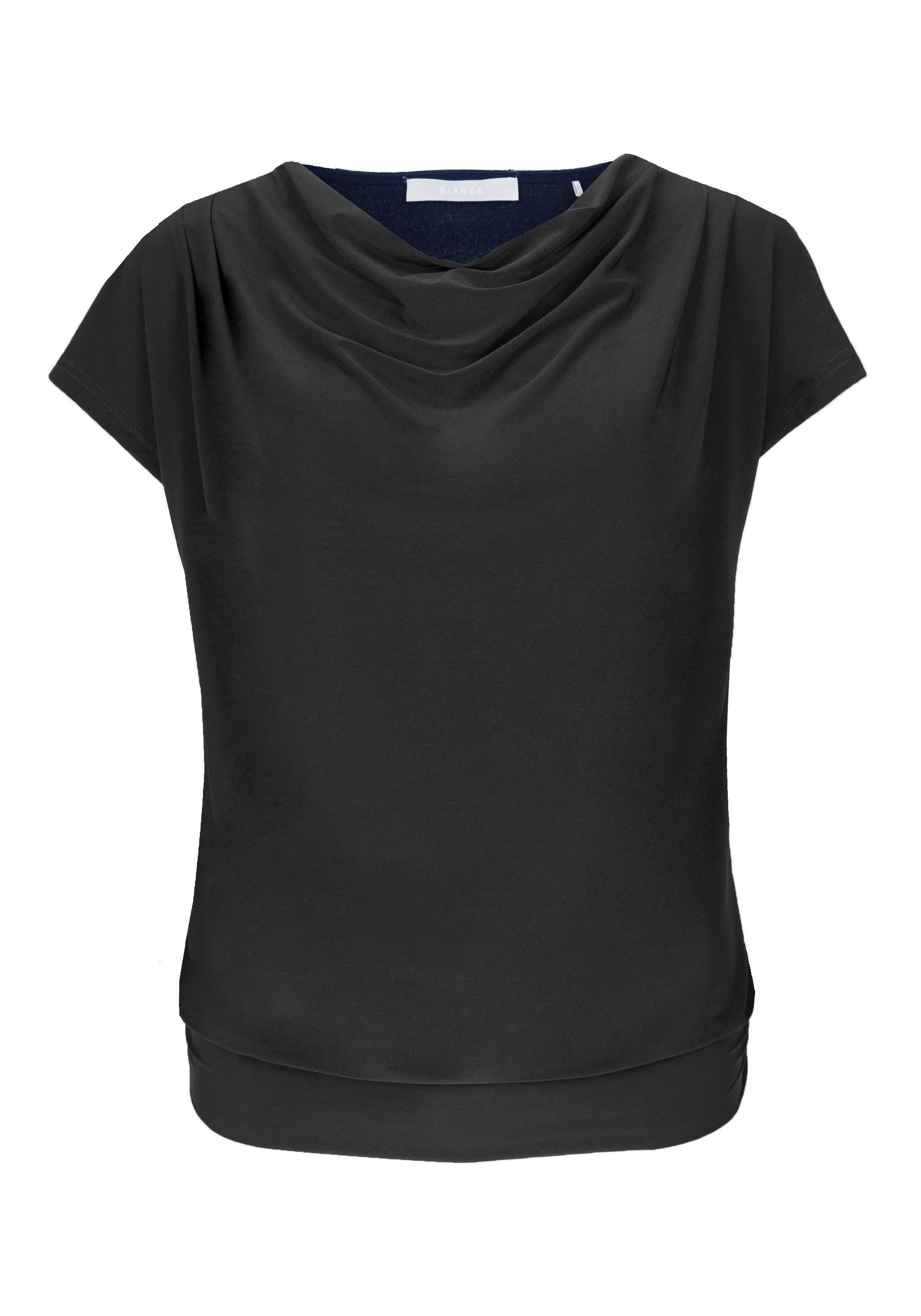 Eine schlichte schwarze Kurzarmbluse mit drapiertem Cowl-Ausschnitt und eng anliegendem Saum, präsentiert vor weißem Hintergrund.