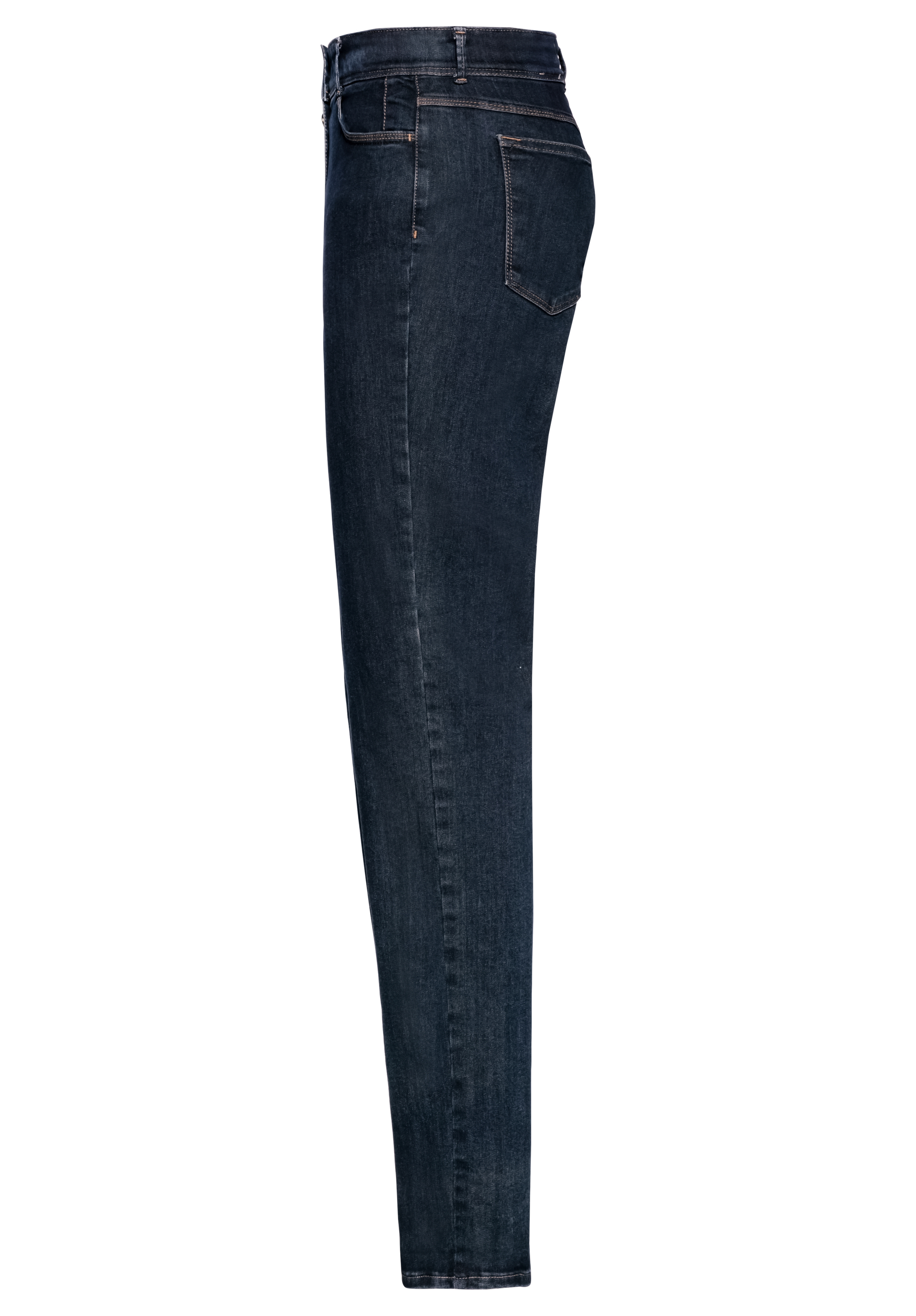 Eine dunkelblaue Jeans, von der Seite betrachtet, mit schmaler Passform, sichtbarer Gesäßtasche und hellbraunen Nähten an den Säumen und am Bund.