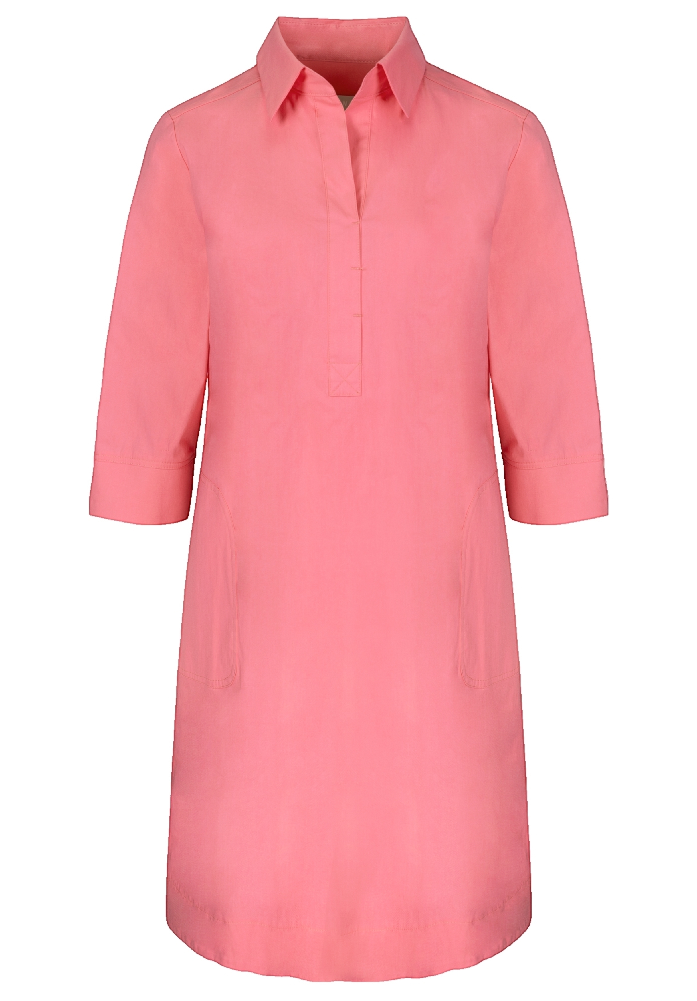 Ein knielanges, hellrosa Kleid mit Kragen, Dreiviertelärmeln und zwei Seitentaschen, abgebildet auf einem schlichten weißen Hintergrund.
