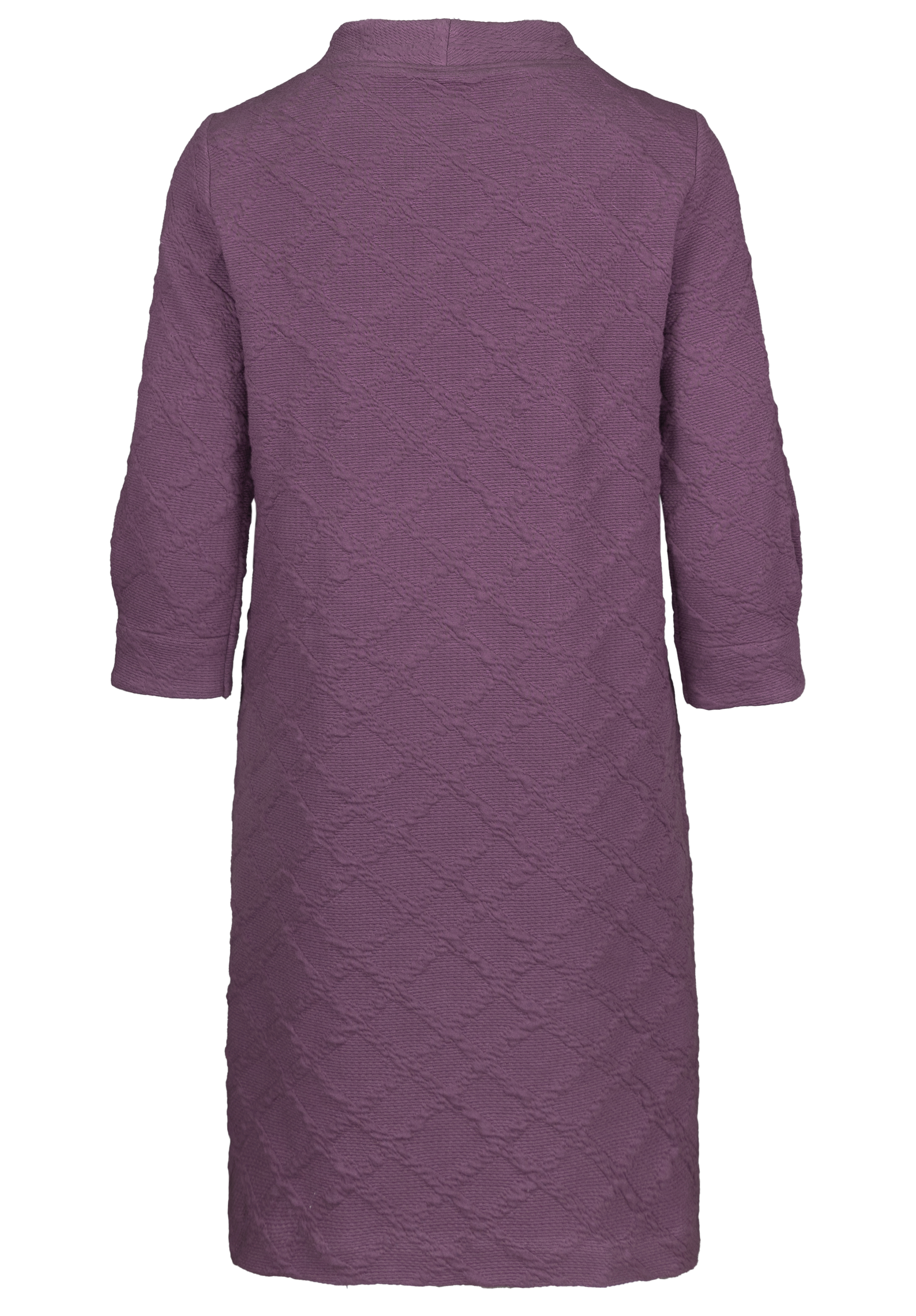 Ein knielanges, langärmeliges, strukturiertes lilafarbenes Kleid mit dezentem Rautenmuster, das von hinten auf weißem Hintergrund gezeigt wird.