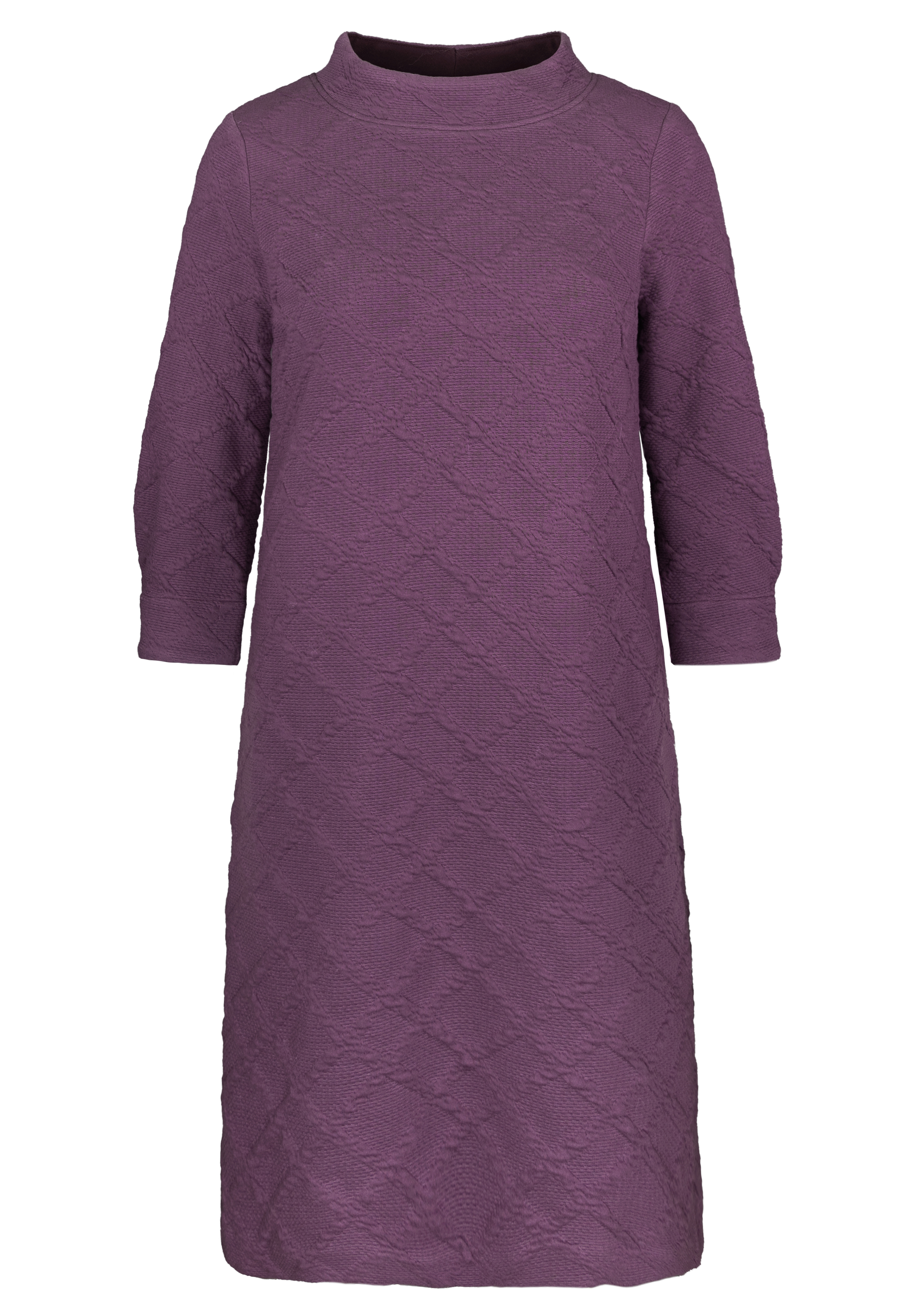 Knielanges, langärmeliges, strukturiertes lila Kleid mit hohem Ausschnitt und dezentem Rautenmuster. Das Kleid hat eine lockere Passform und ein einfaches Design ohne sichtbare Knöpfe, Reißverschlüsse oder Verzierungen.