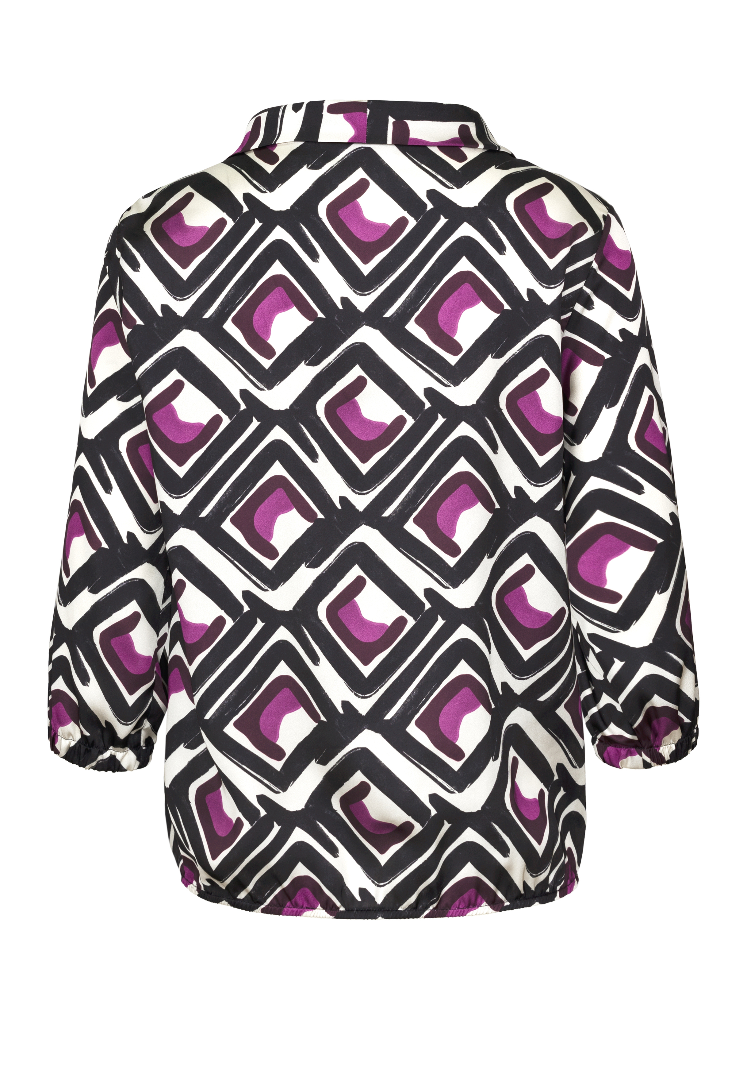 Rückansicht einer Bluse mit einem kräftigen geometrischen Muster in Schwarz, Weiß und Lila, mit Dreiviertelärmeln und einem elastischen Saum.