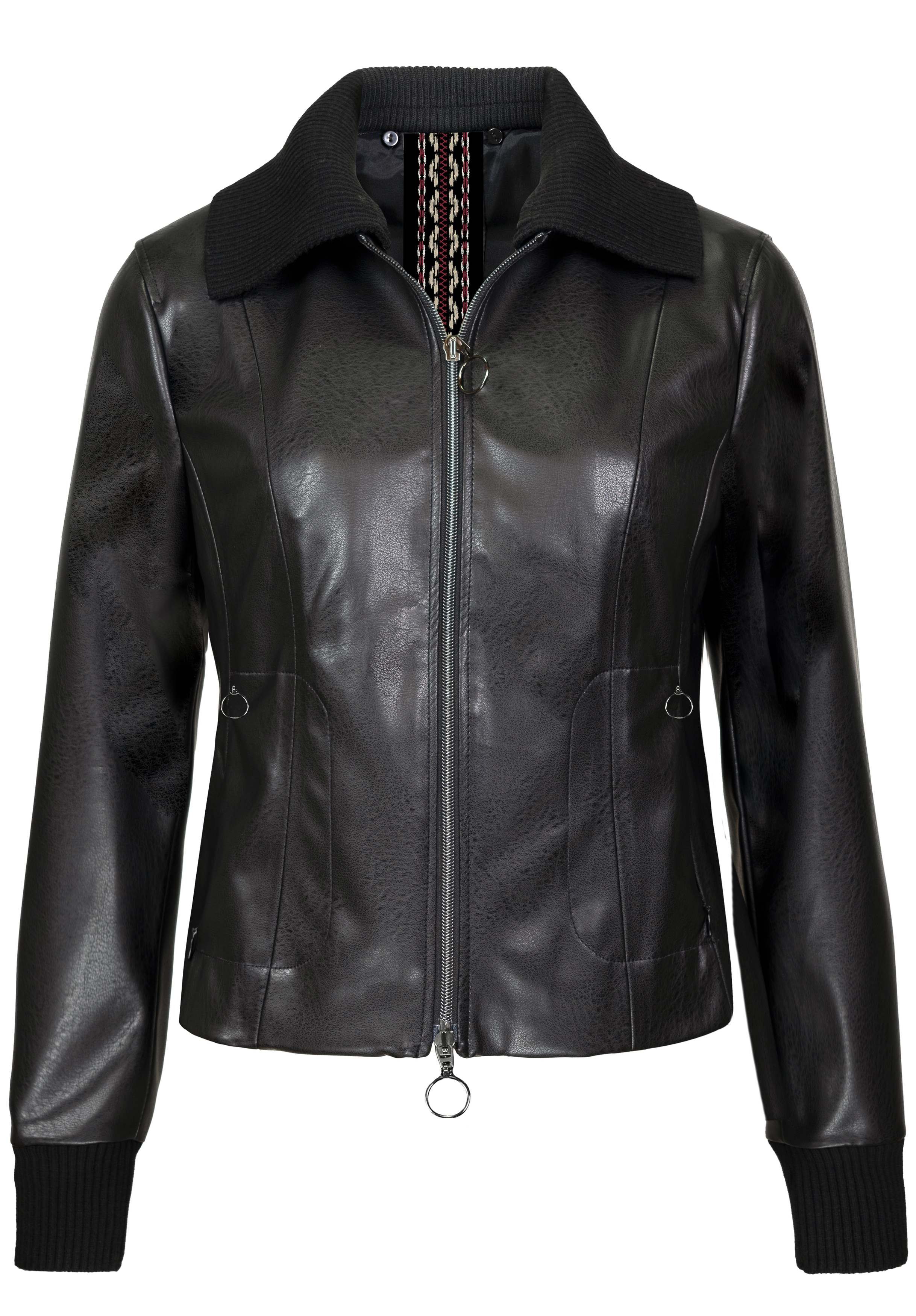Eine schwarze Lederjacke mit Frontreißverschluss, gerippten Bündchen und Kragen. Die Jacke hat zwei Fronttaschen und ein dekoratives Streifendetail im Halsausschnitt. Der Gesamtschnitt ist schlicht und tailliert.