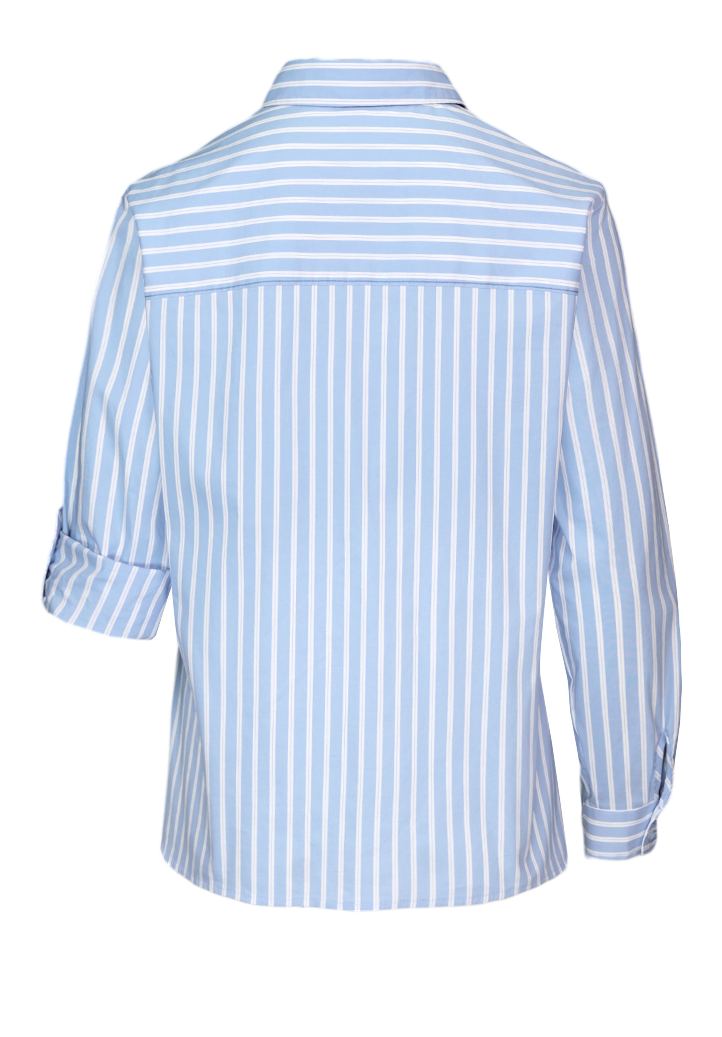 Rückansicht eines hellblau-weiß gestreiften Hemdes mit Kragen und Dreiviertelärmeln. Das Hemd hat eine lockere, entspannte Passform und die Streifen auf der Passe verlaufen horizontal.
